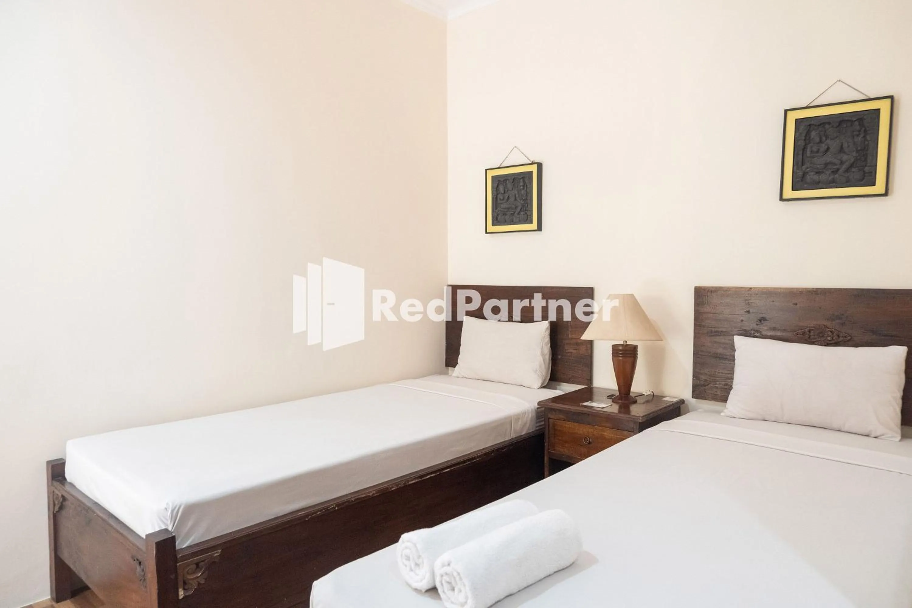 Bedroom, Bed in Monginsidi Guest House Syariah Malioboro Yogyakarta Mitra RedDoorz