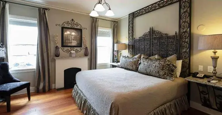 King Room in The Campbell Hotel King Room in The Campbell Hotel