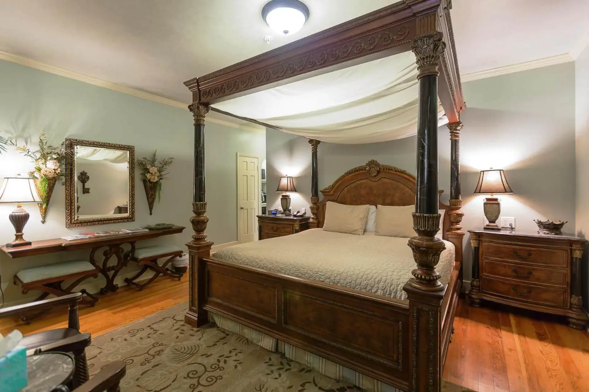 Deluxe King Room in The Campbell Hotel Deluxe King Room in The Campbell Hotel