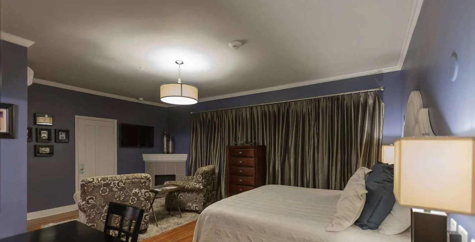 Photo of the whole room, Bed in The Campbell Hotel