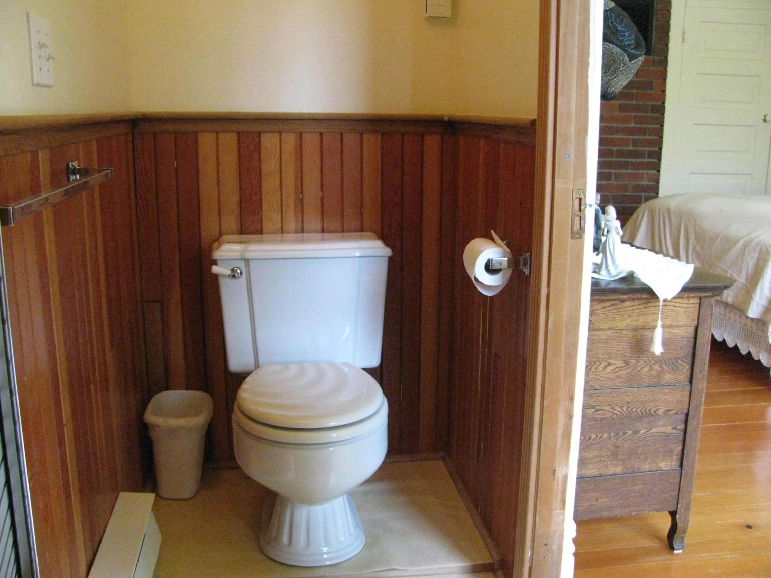 Toilet in Sasquatch Crossing Eco Lodge B&B