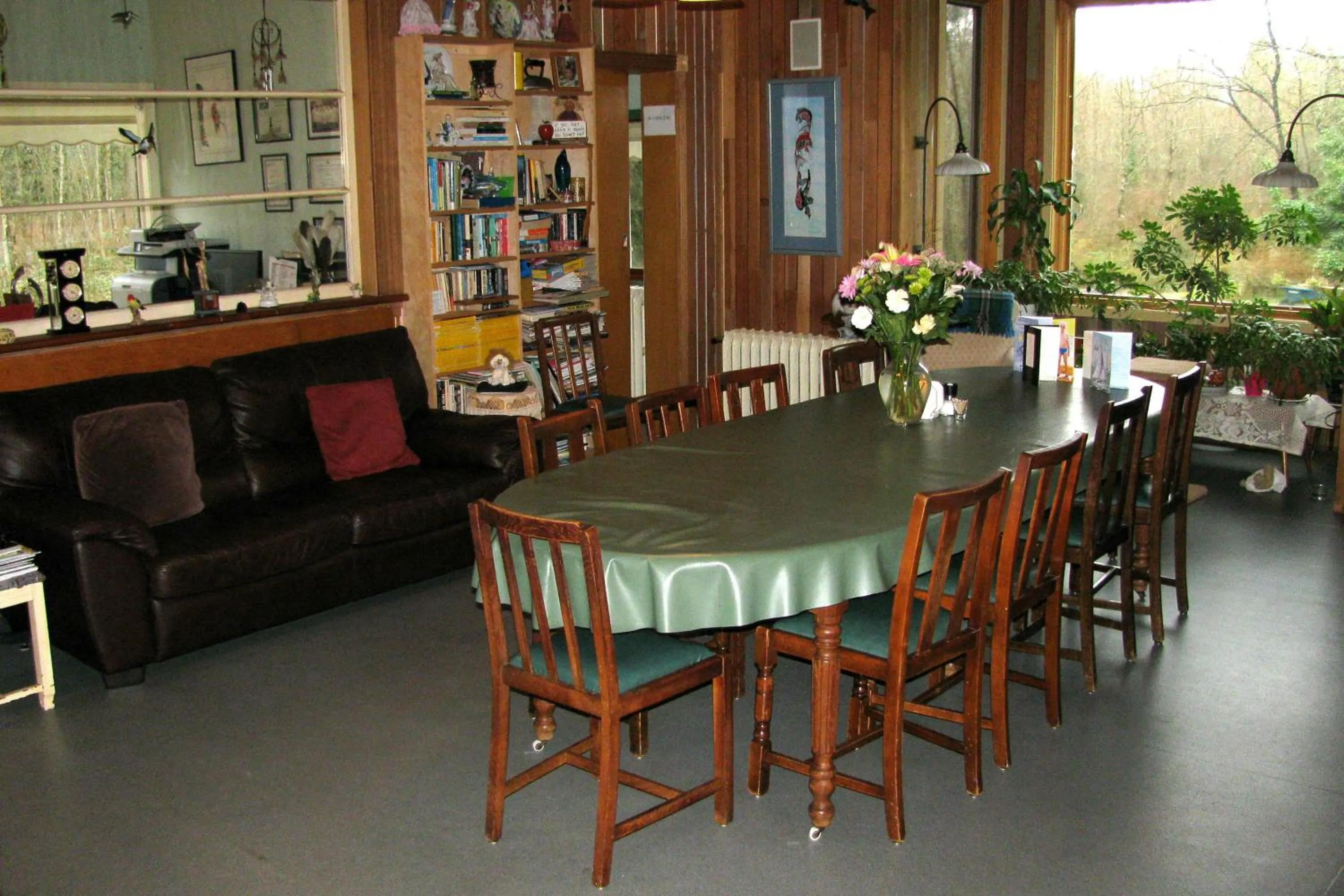 Dining area in Sasquatch Crossing Eco Lodge B&B