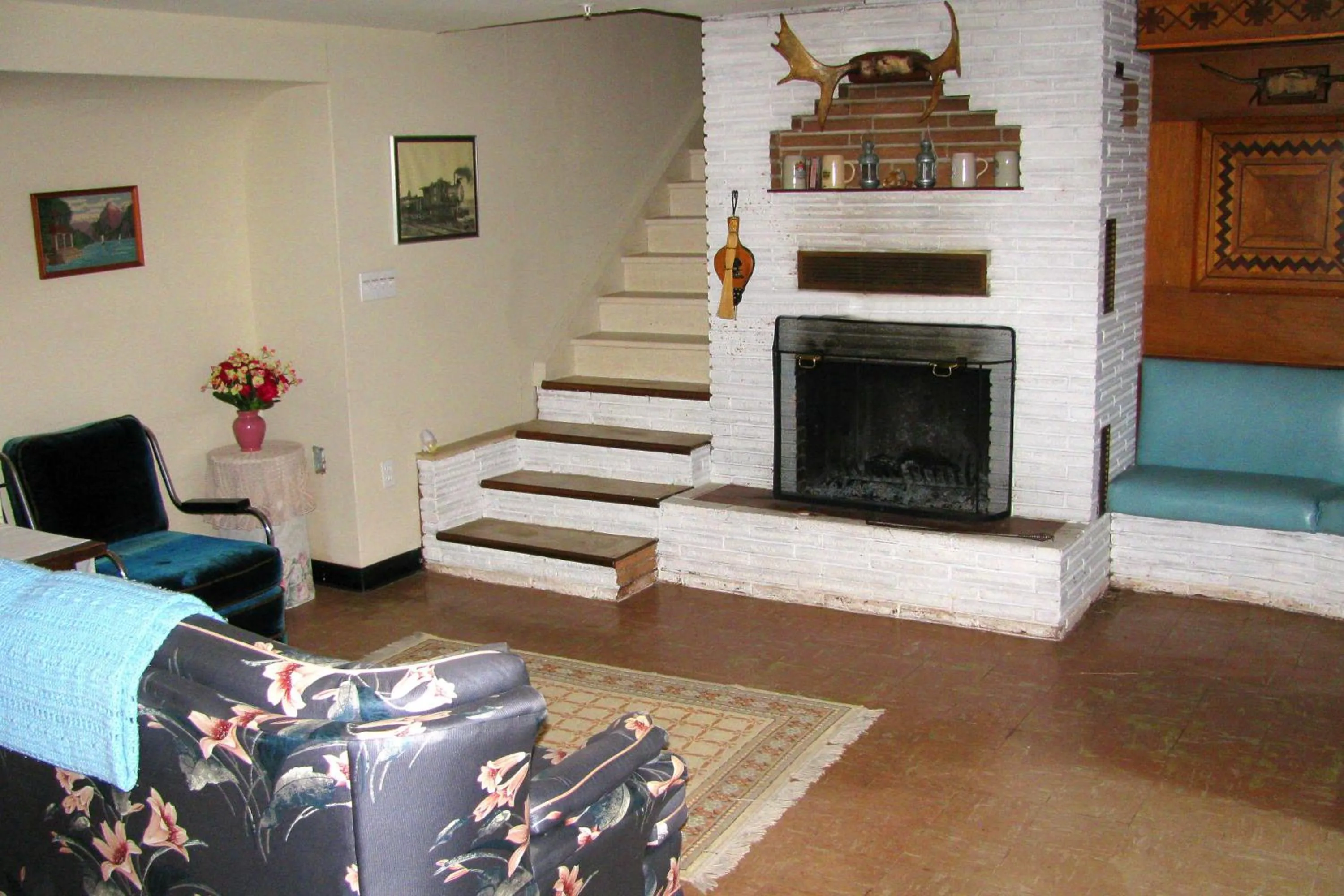 Communal lounge/ TV room in Sasquatch Crossing Eco Lodge B&B