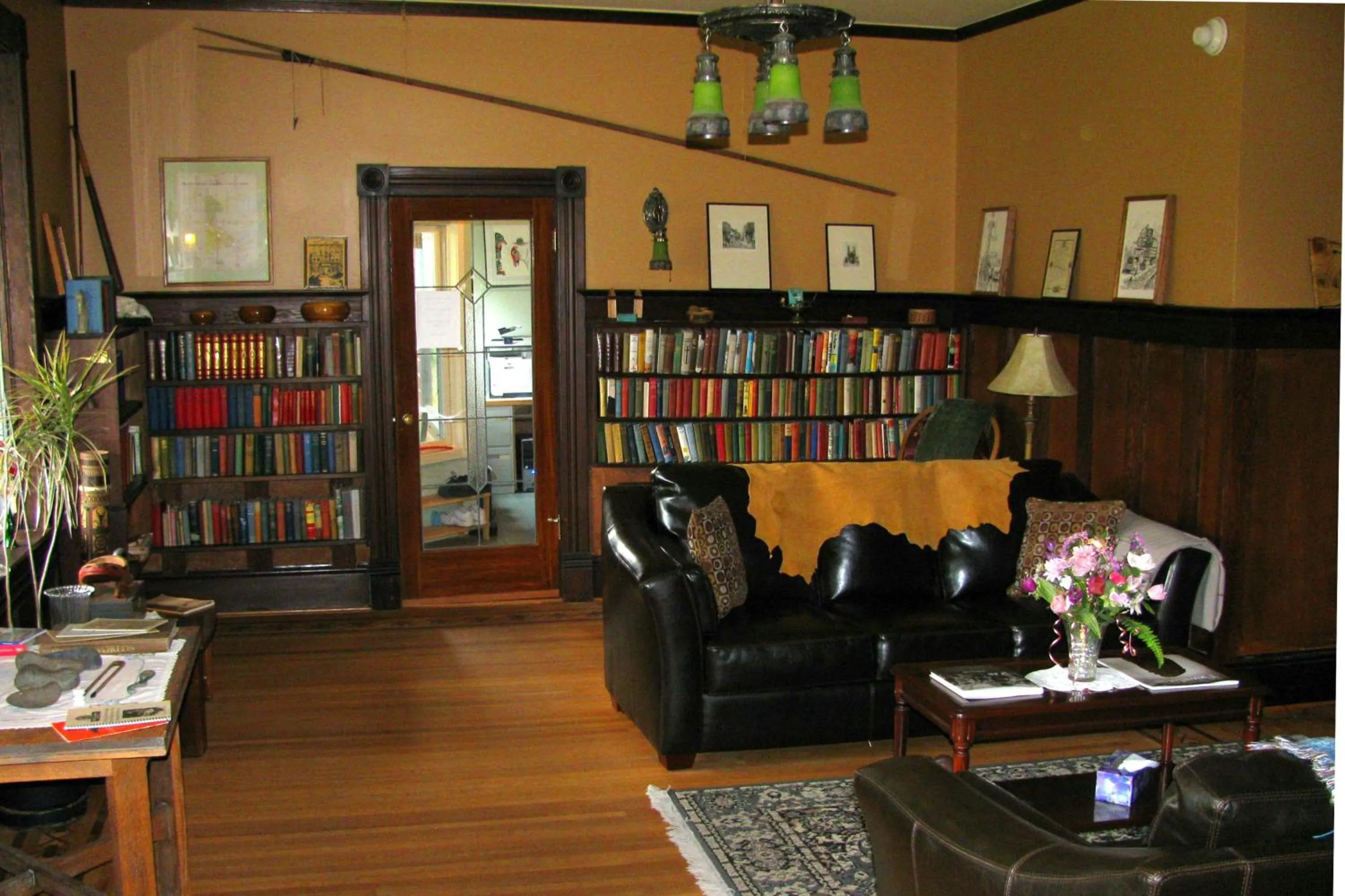 Library in Sasquatch Crossing Eco Lodge B&B
