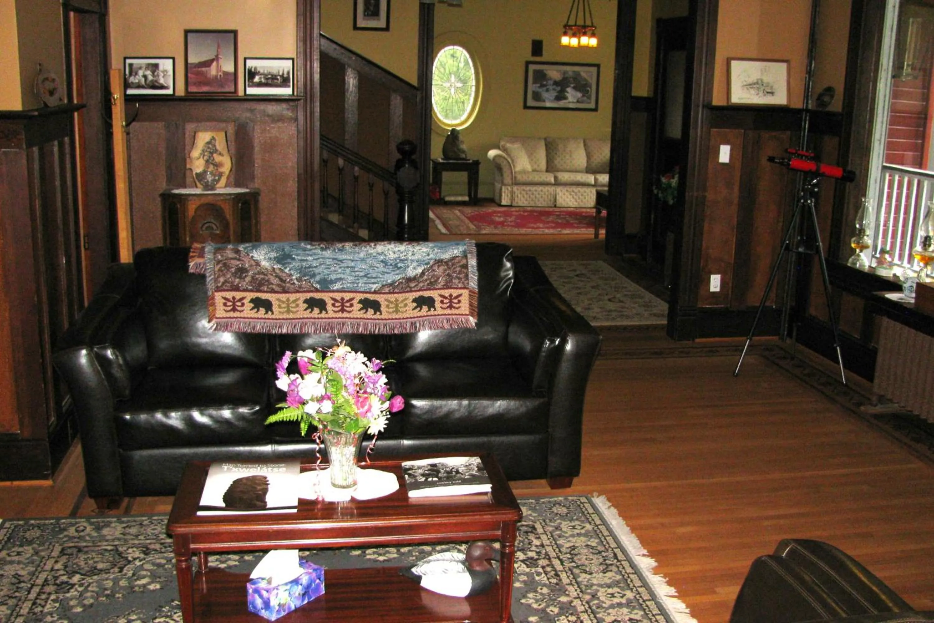 Library in Sasquatch Crossing Eco Lodge B&B