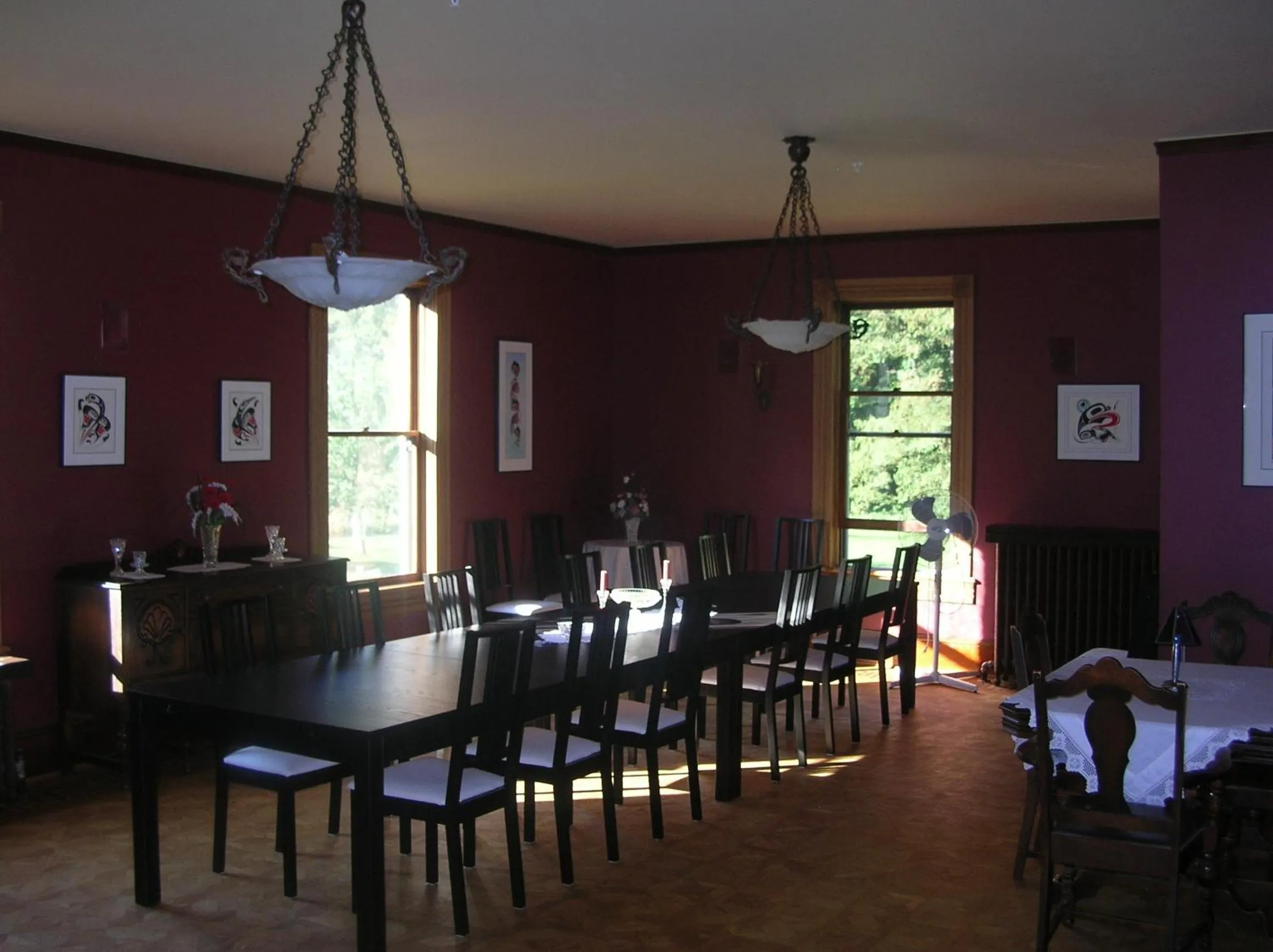 Dining area in Sasquatch Crossing Eco Lodge B&B