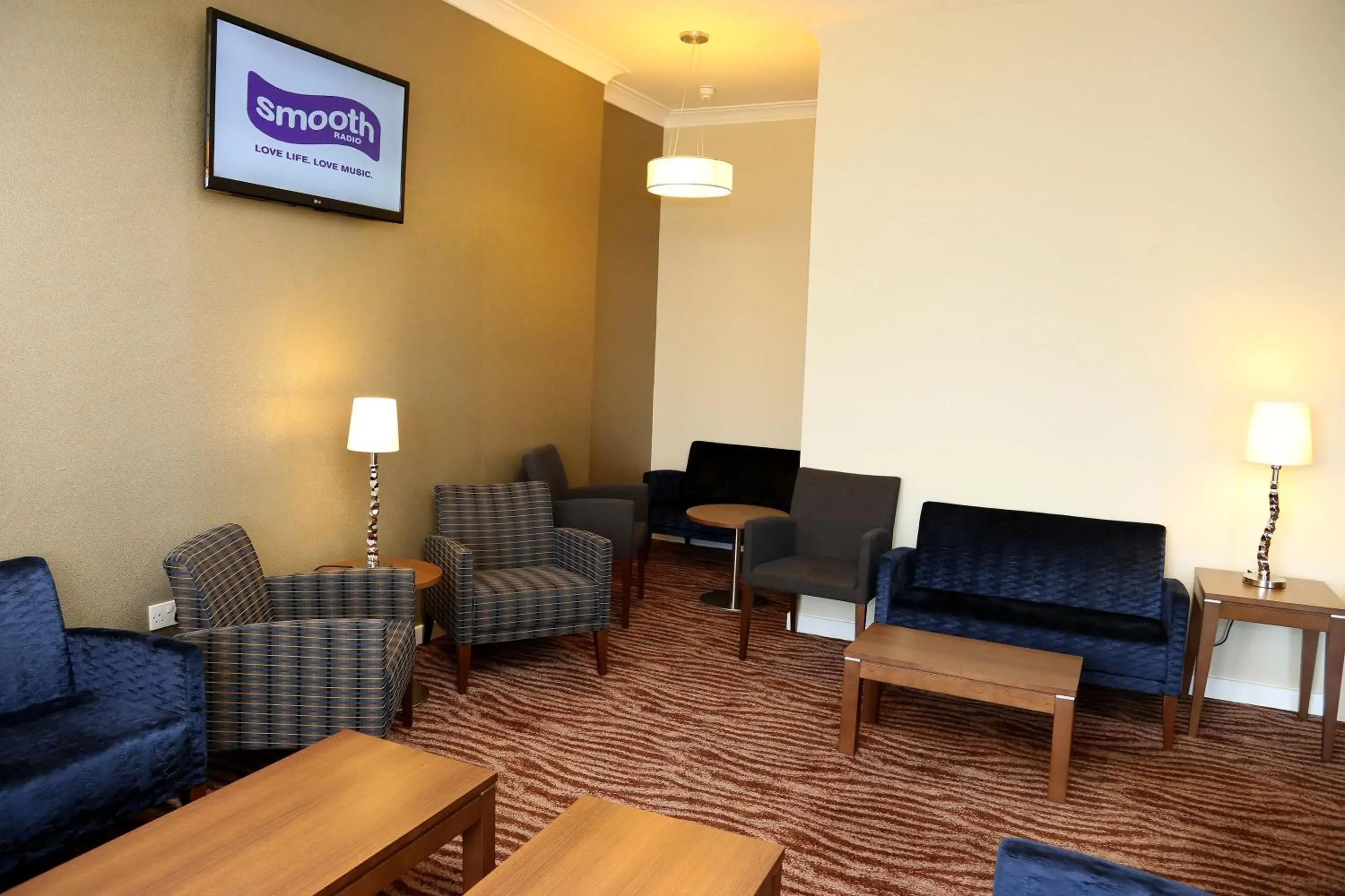 TV and multimedia, Seating Area in Shore View Hotel