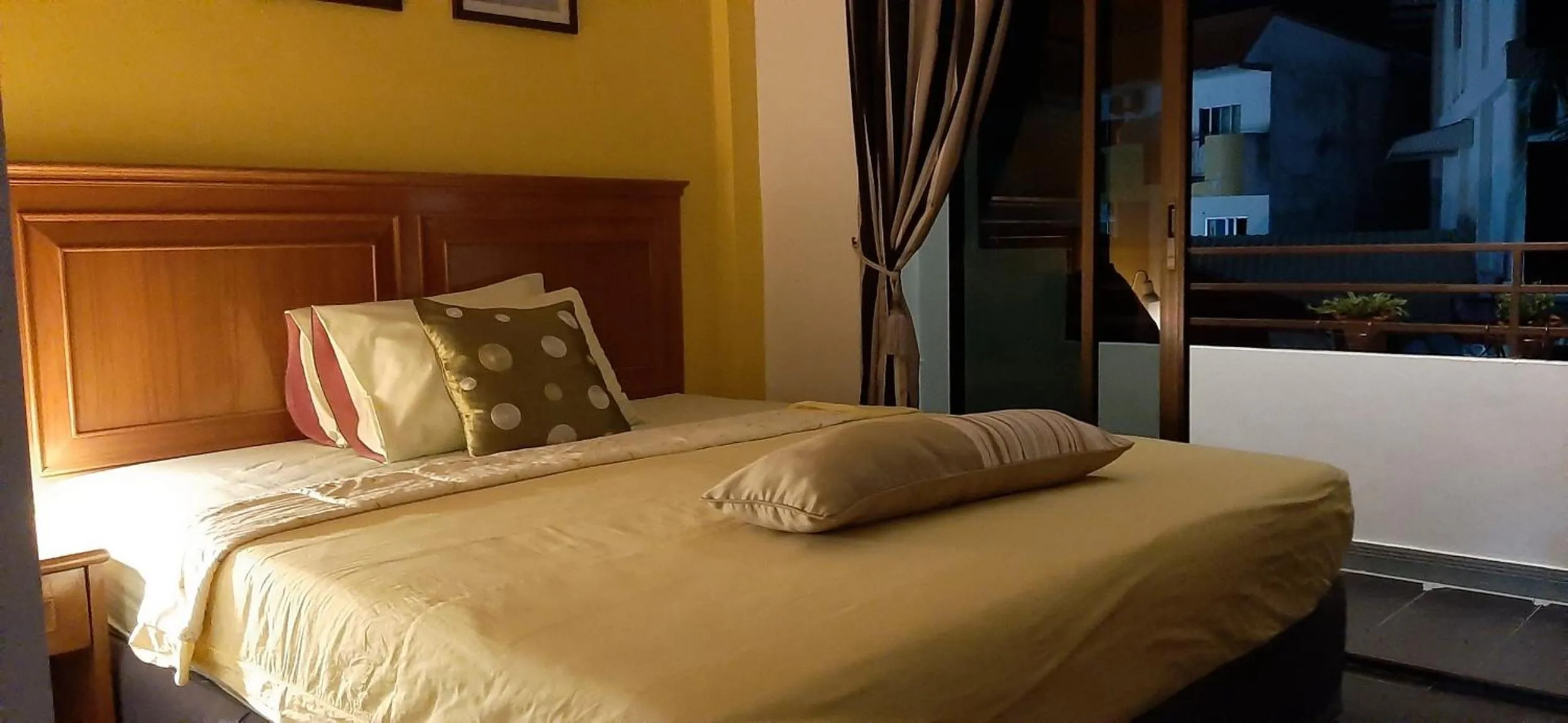 Bed in Sala Bua Room