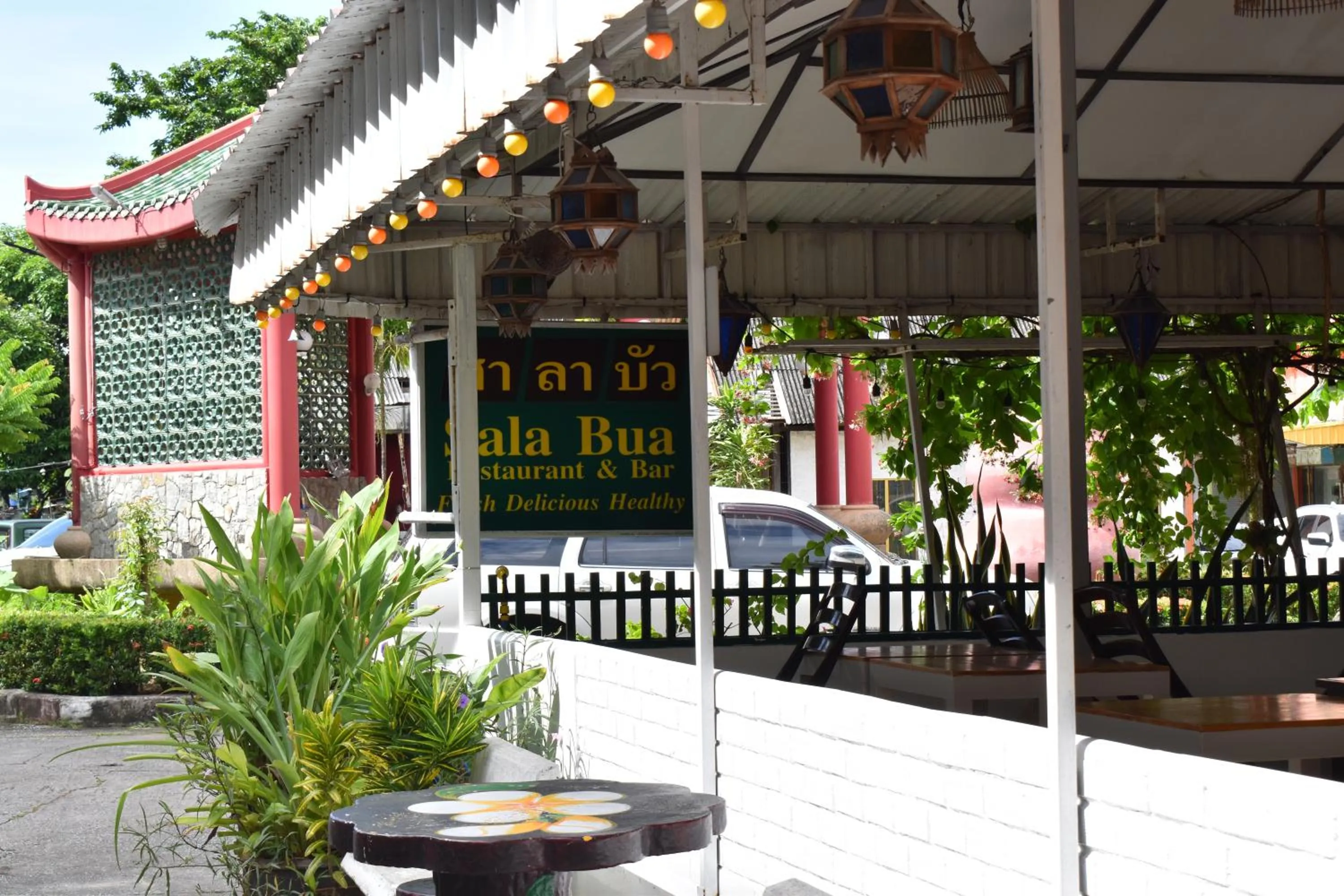 Restaurant/places to eat in Sala Bua Room