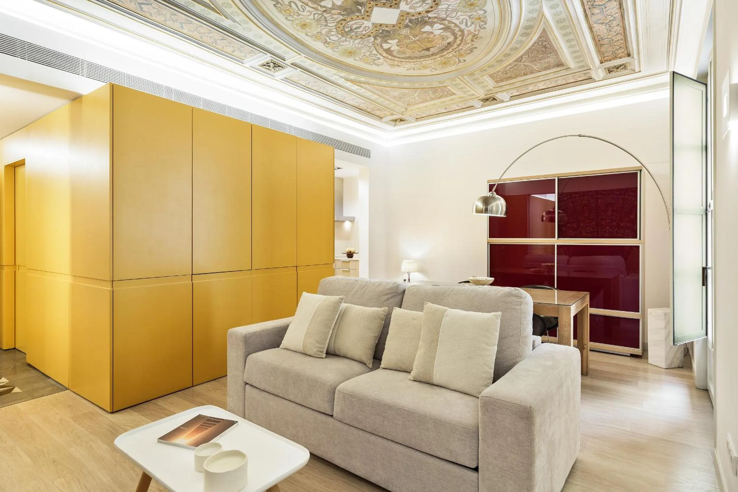 Communal lounge/ TV room in Ola Living Portaferrissa