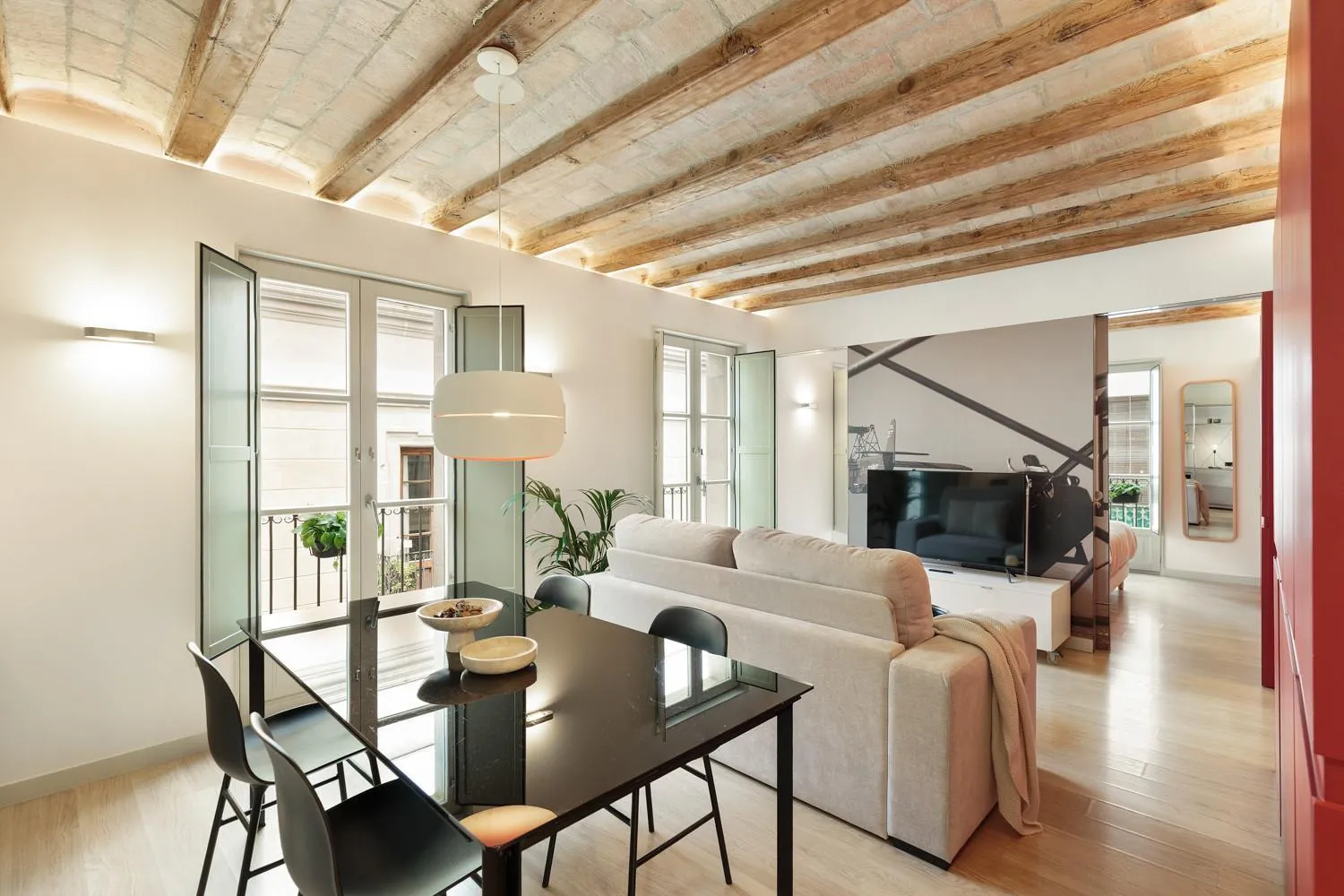 Dining area in Ola Living Portaferrissa