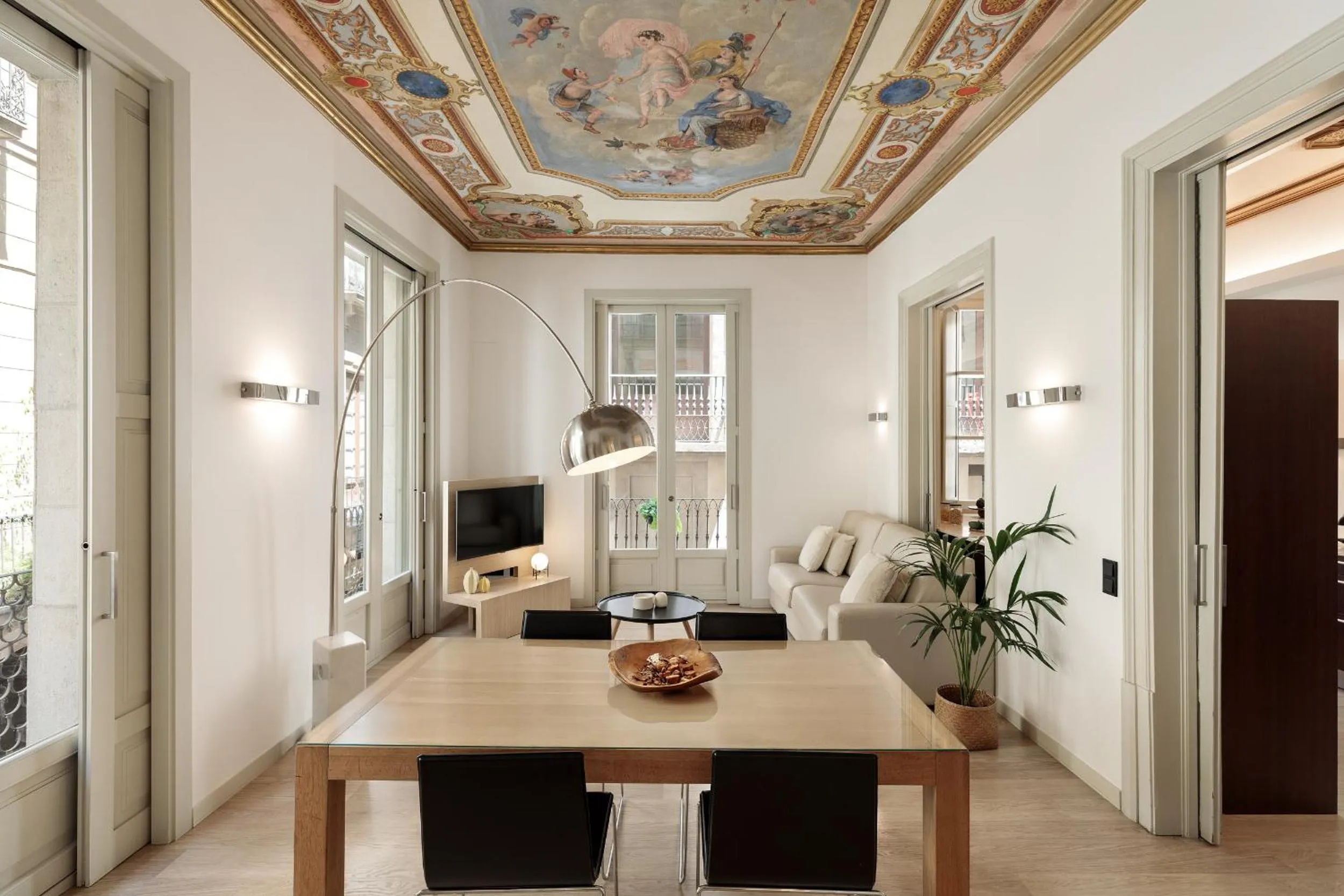 Dining area in Ola Living Portaferrissa