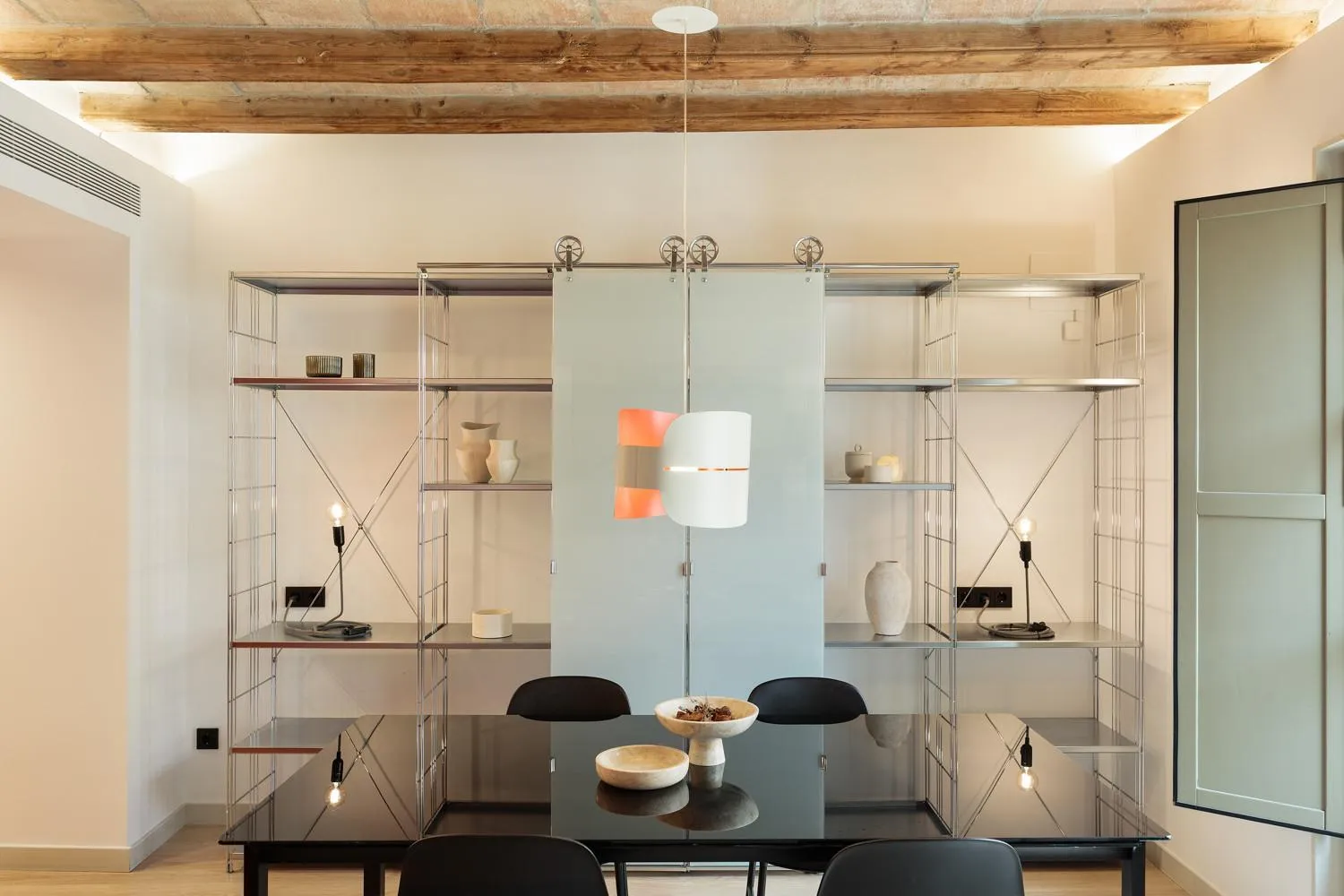 Dining area in Ola Living Portaferrissa