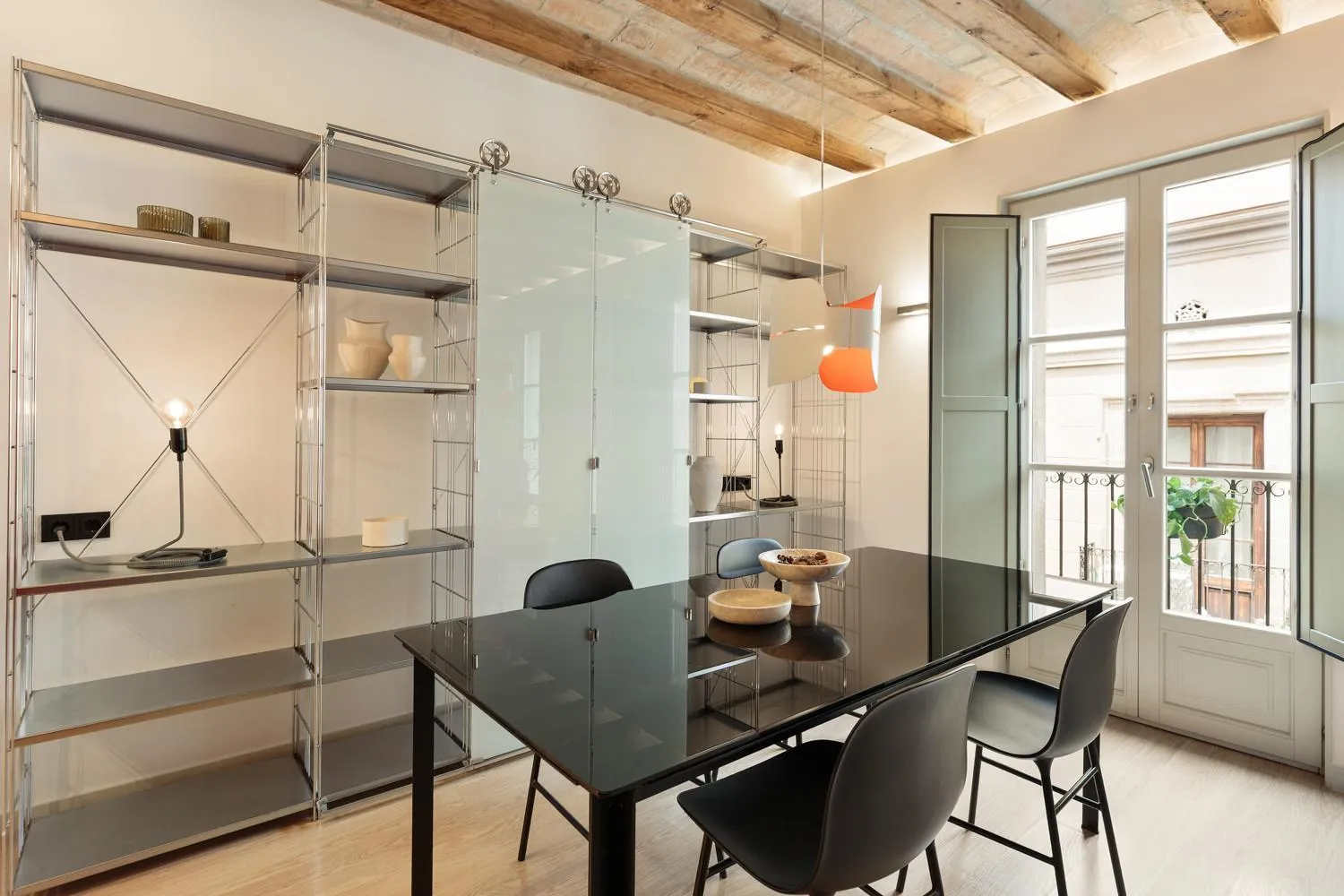 Dining area in Ola Living Portaferrissa