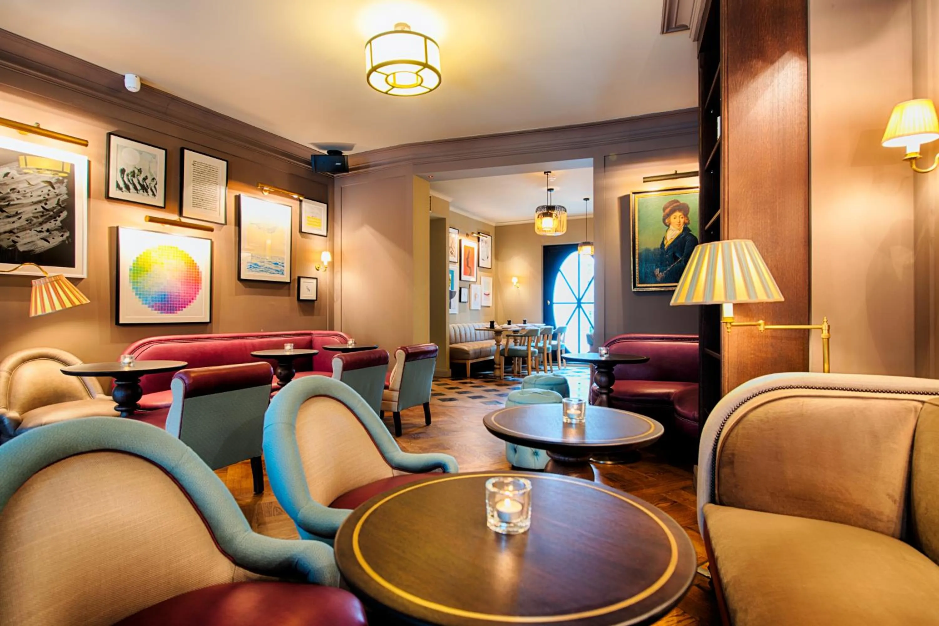 Library in Mondrian Suites Berlin am Checkpoint Charlie