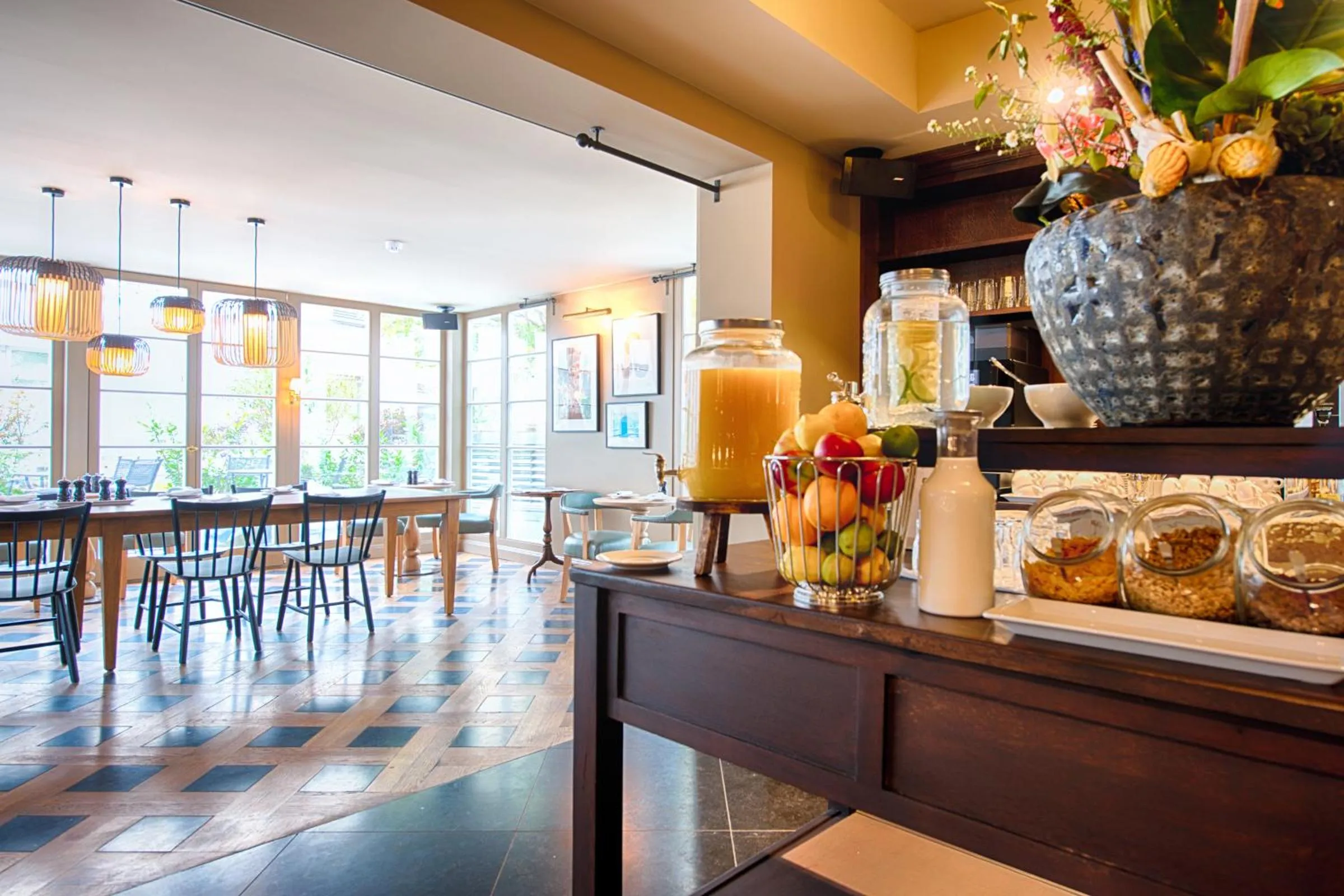 Restaurant/places to eat in Mondrian Suites Berlin am Checkpoint Charlie