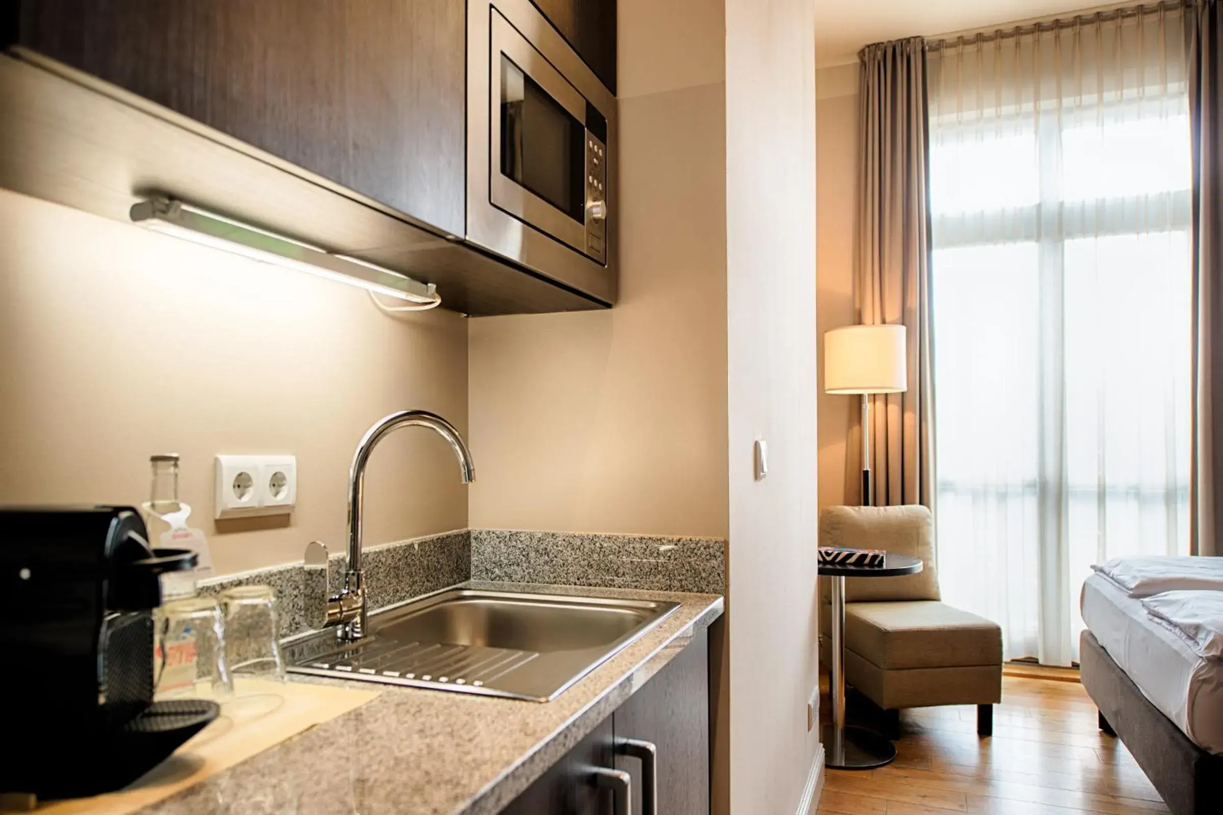 Coffee/tea facilities, Bed in Mondrian Suites Berlin am Checkpoint Charlie Coffee/tea facilities, Bed in Mondrian Suites Berlin am Checkpoint Charlie