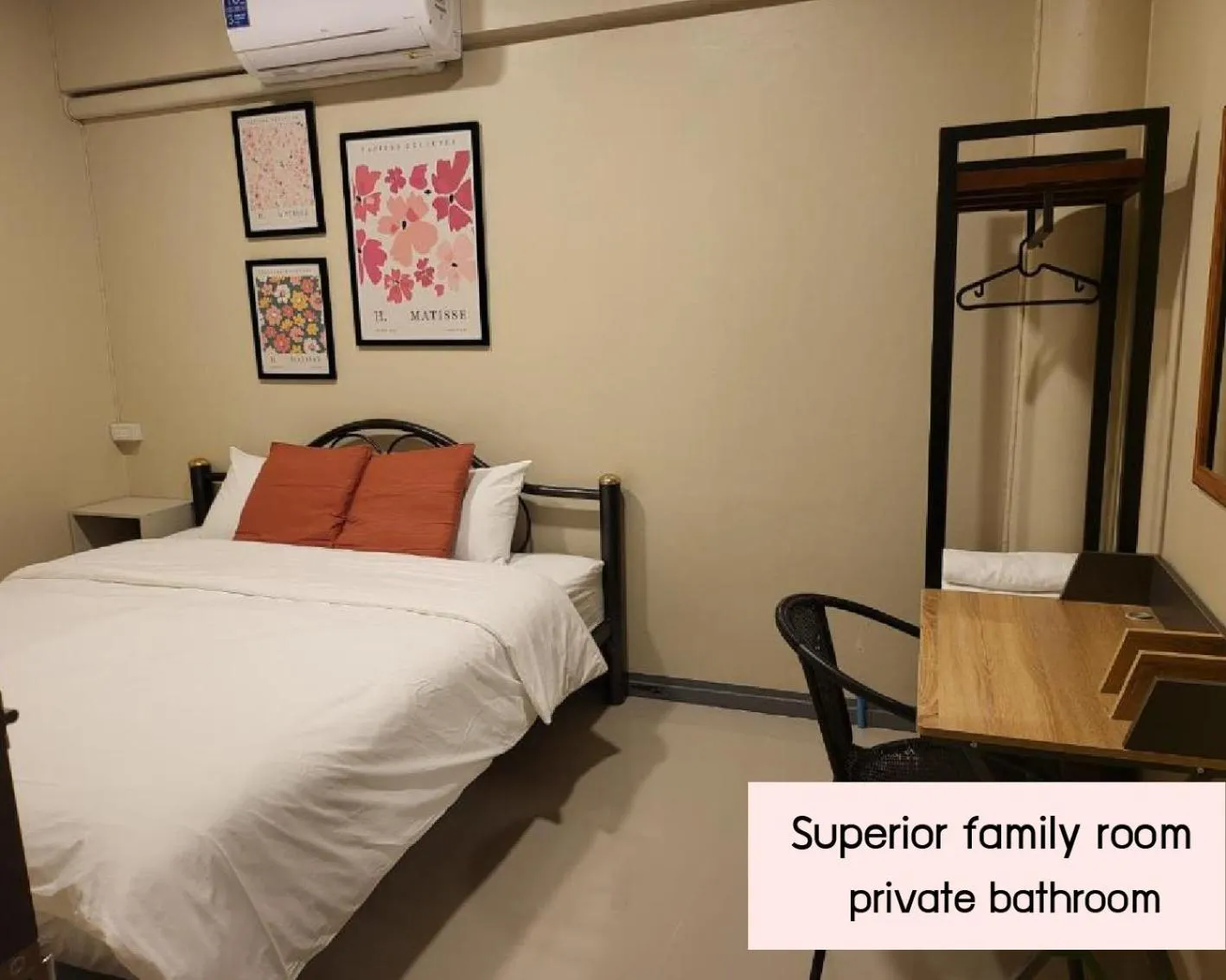 Bed in Achcha hotel - itsaraphap MRT station - Wat Arun