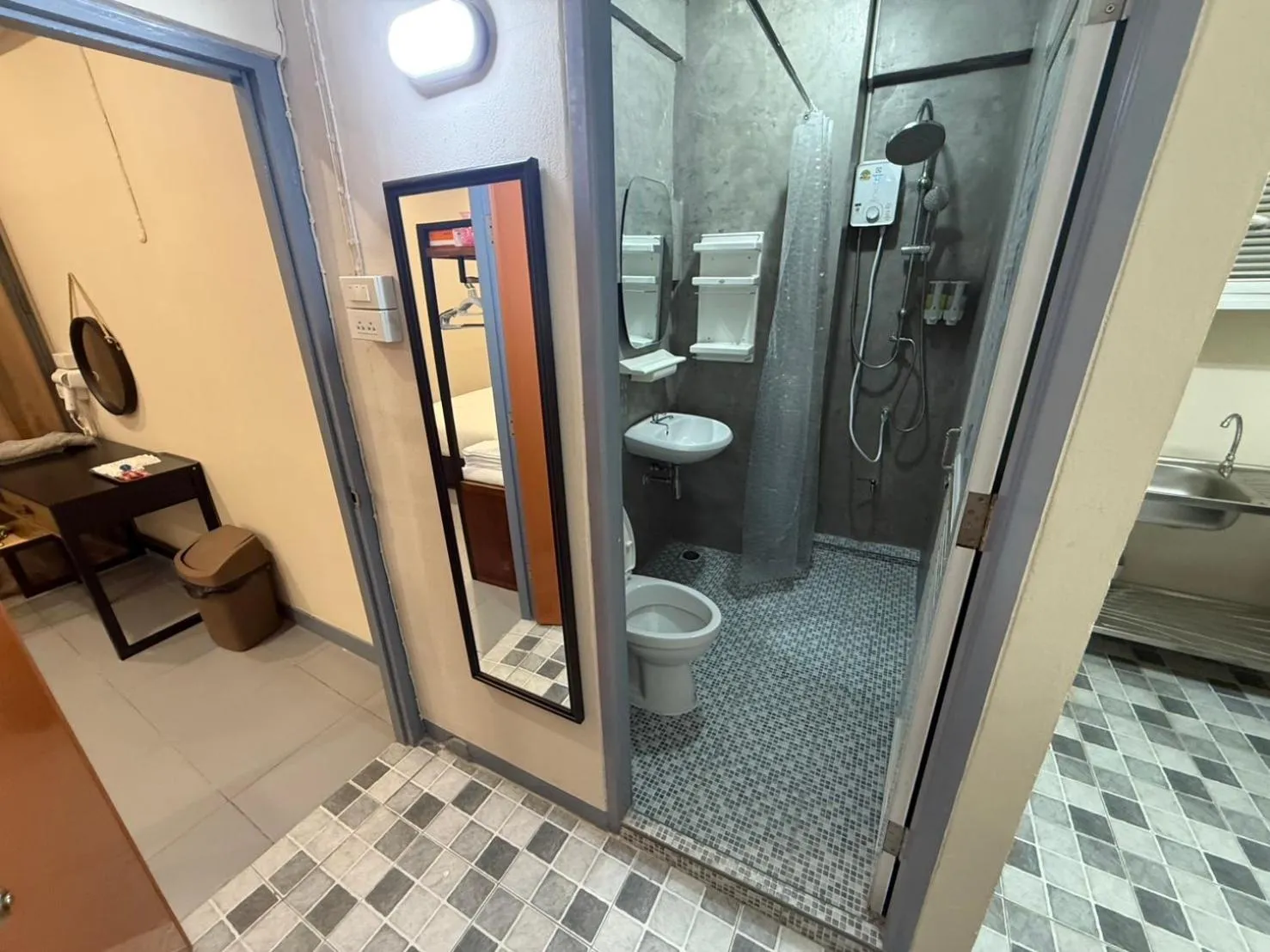 Achcha hotel - itsaraphap MRT station - Wat Arun