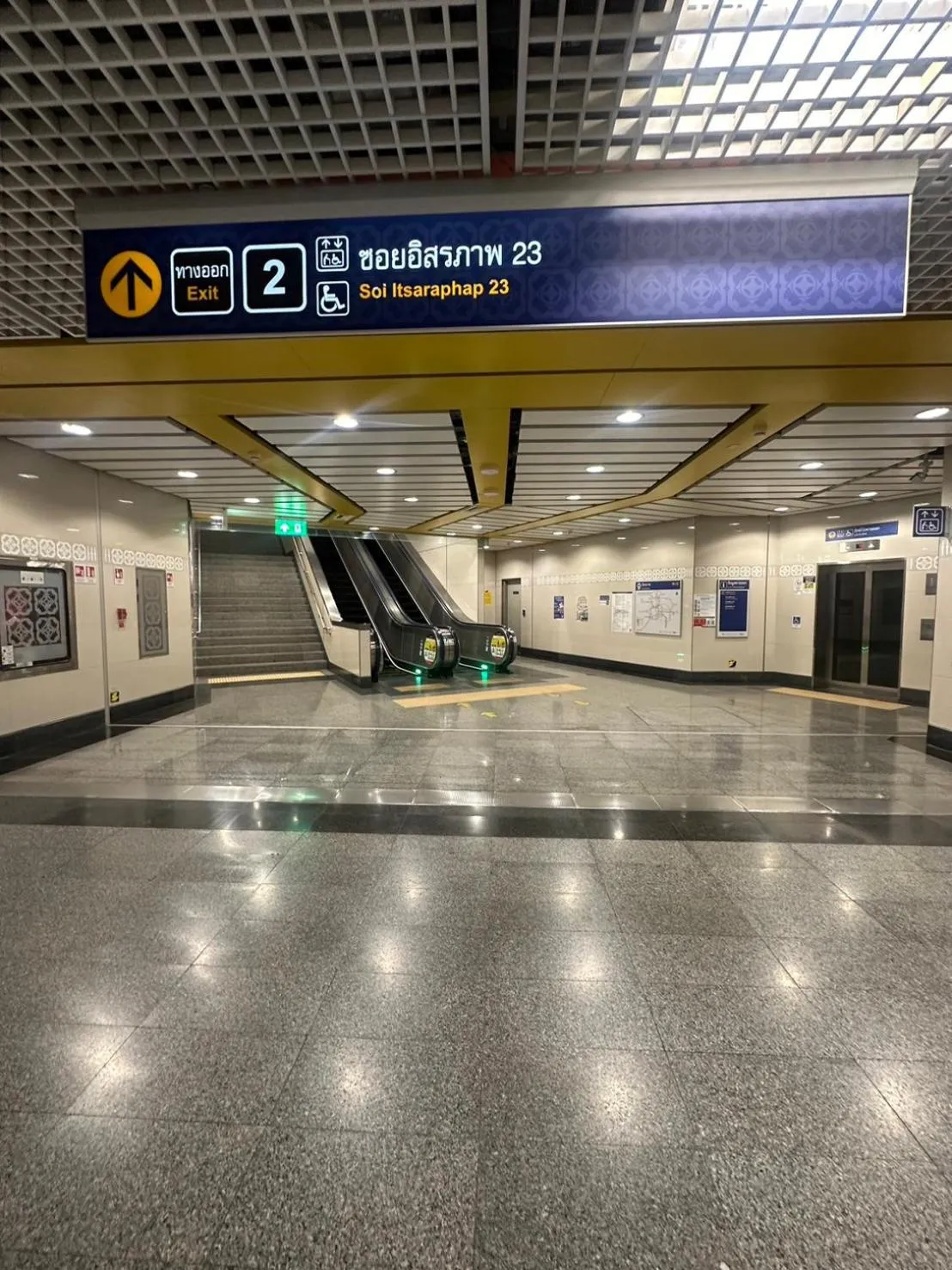 Achcha hotel - itsaraphap MRT station - Wat Arun