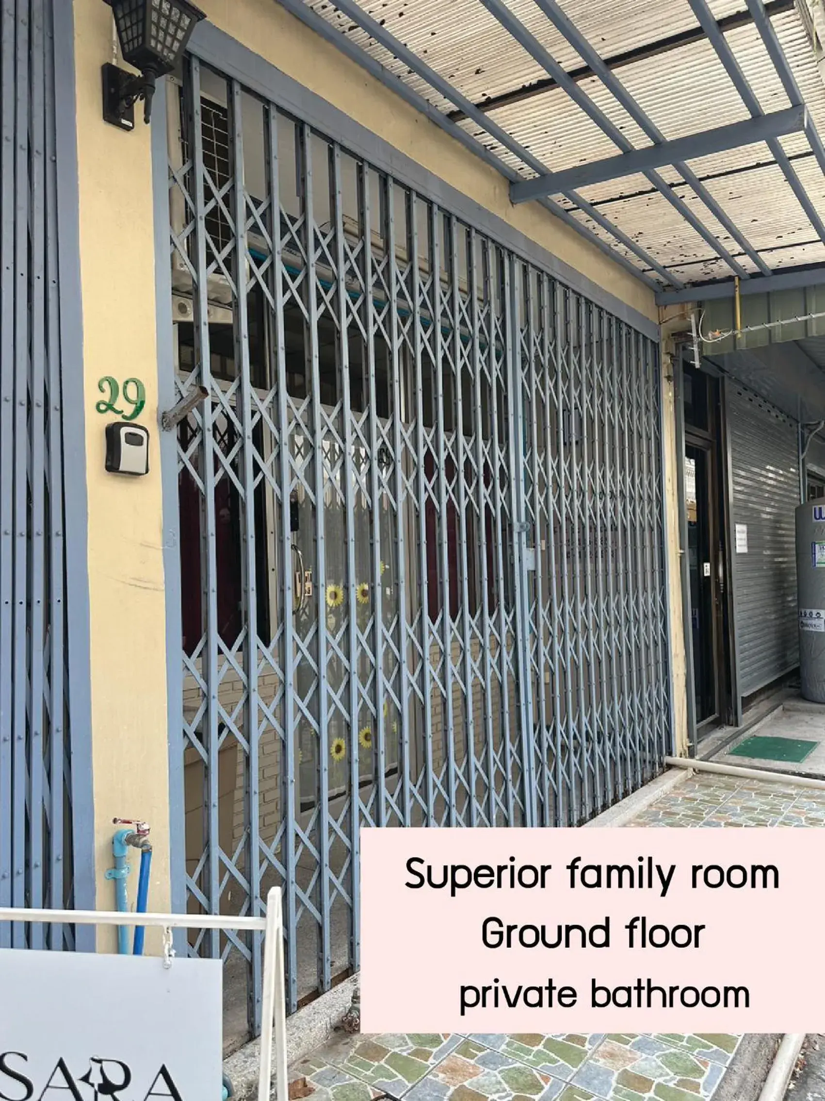 Superior Family Room in Achcha hotel - itsaraphap MRT station - Wat Arun Superior Family Room in Achcha hotel - itsaraphap MRT station - Wat Arun