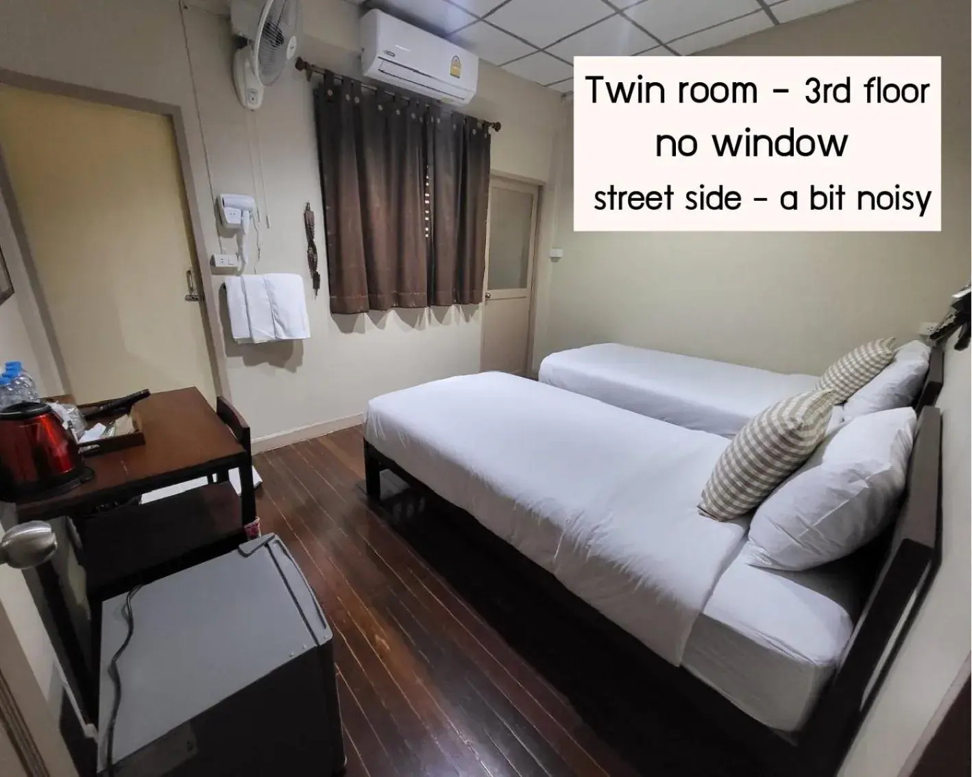 Twin Room (No Window) in Achcha hotel - itsaraphap MRT station - Wat Arun Twin Room (No Window) in Achcha hotel - itsaraphap MRT station - Wat Arun