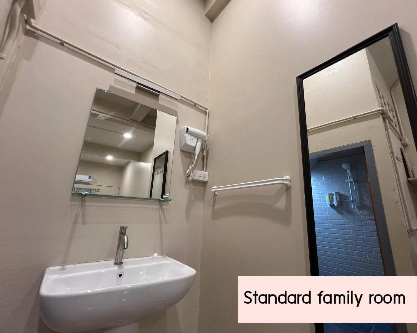 Achcha hotel - itsaraphap MRT station - Wat Arun