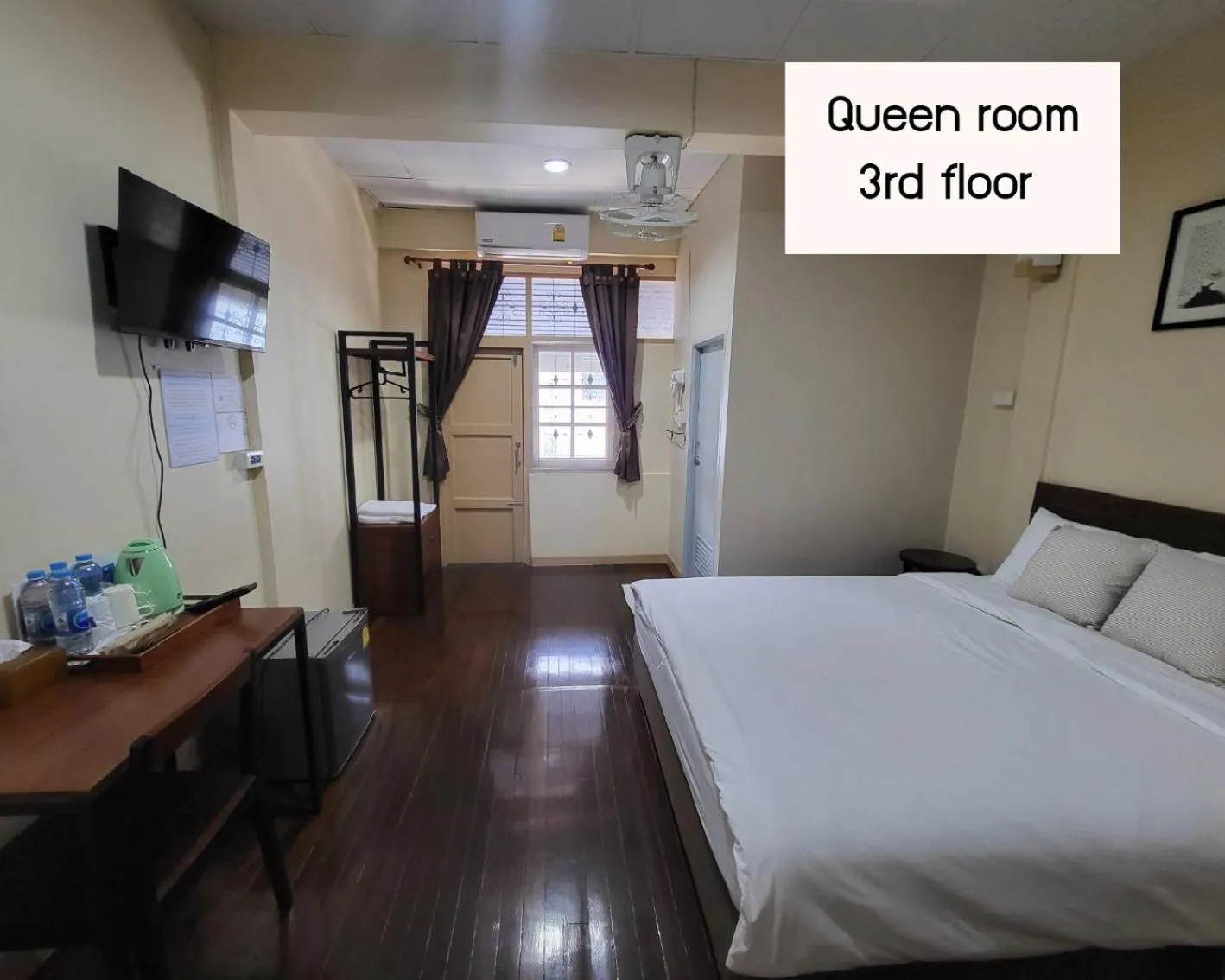 Bed in Achcha hotel - itsaraphap MRT station - Wat Arun