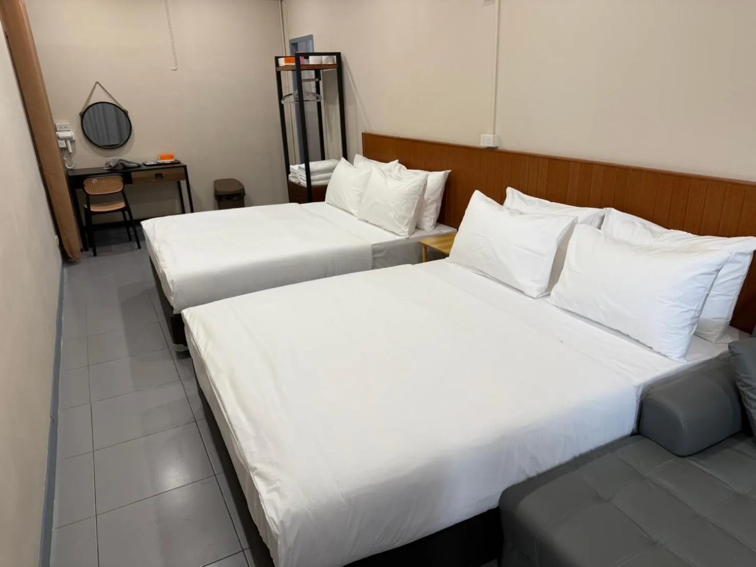 Bed in Achcha hotel - itsaraphap MRT station - Wat Arun