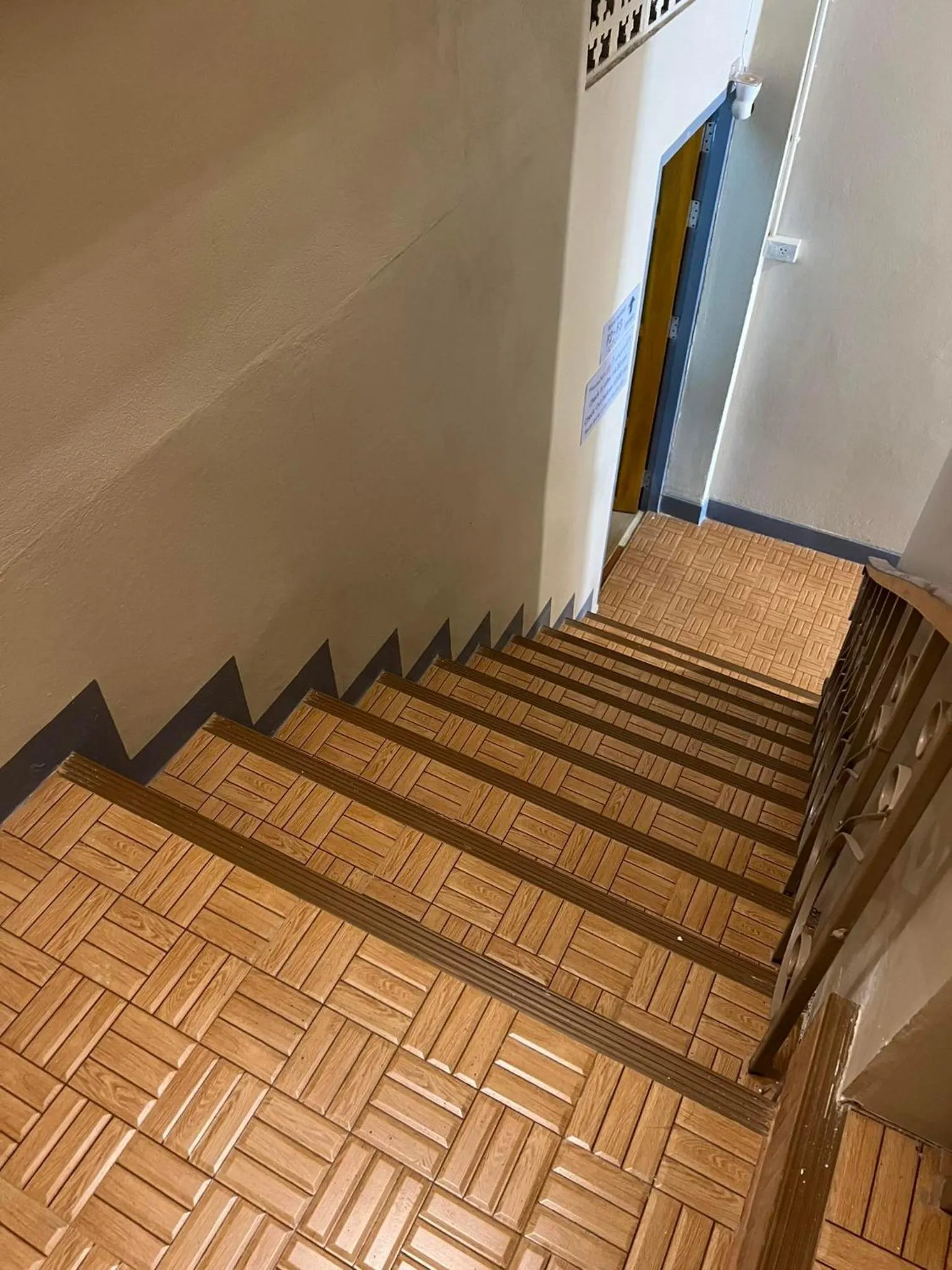 Achcha hotel - itsaraphap MRT station - Wat Arun