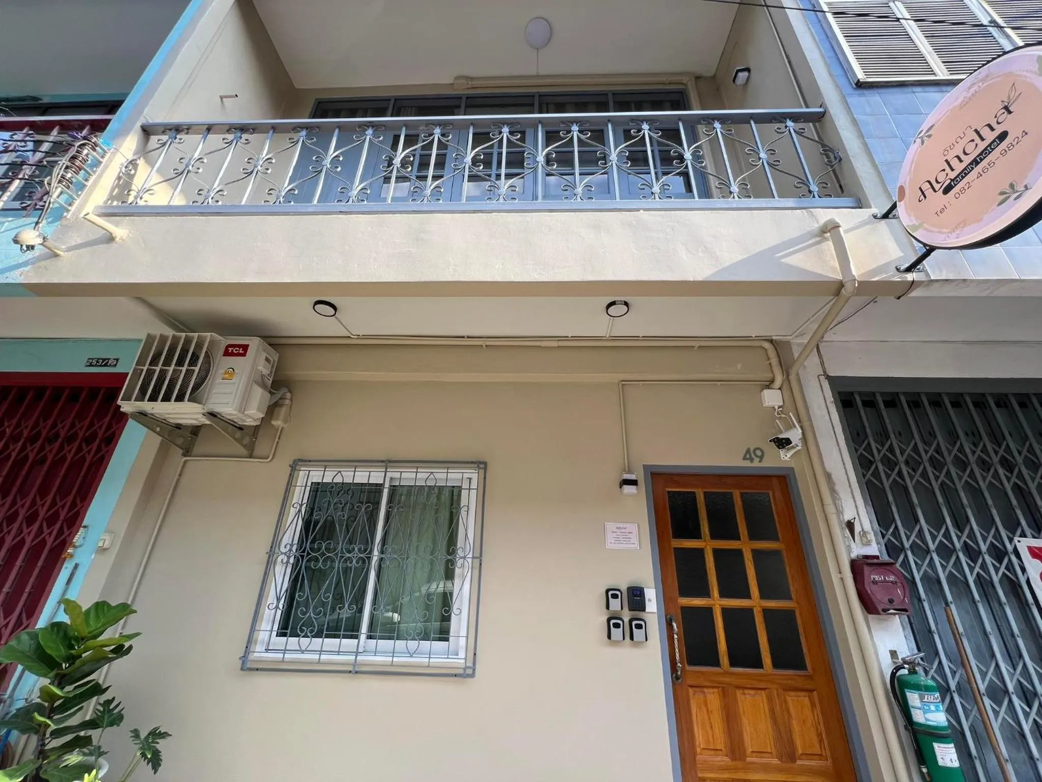 Achcha hotel - itsaraphap MRT station - Wat Arun