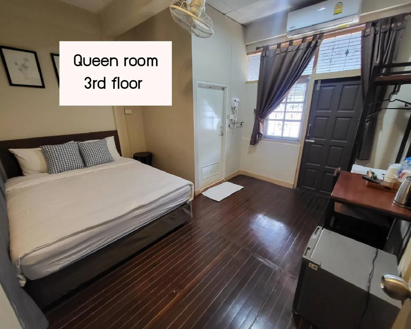 Bed in Achcha hotel - itsaraphap MRT station - Wat Arun