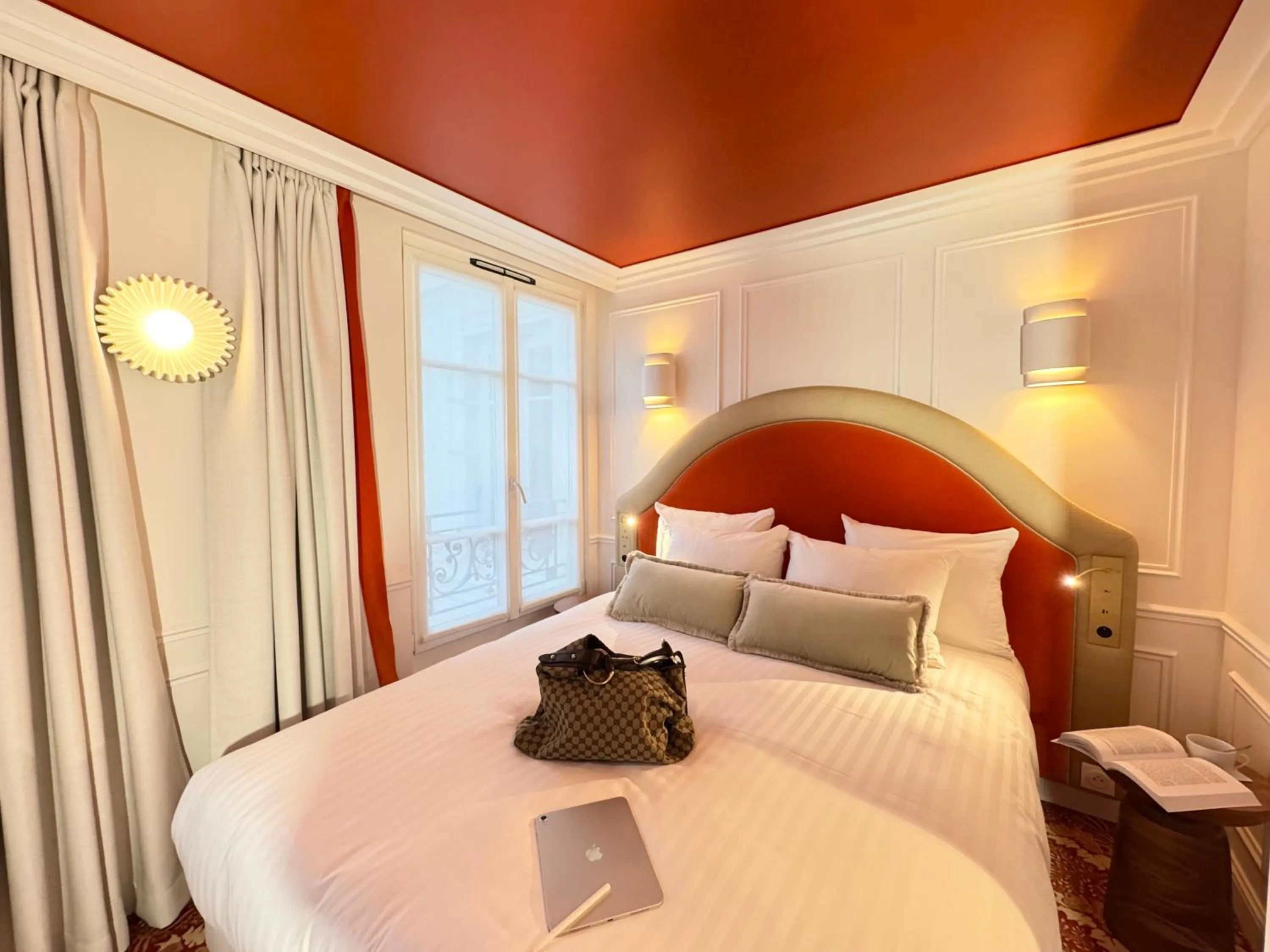 Bedroom, Bed in Hôtel Almarine Eiffel by Malone