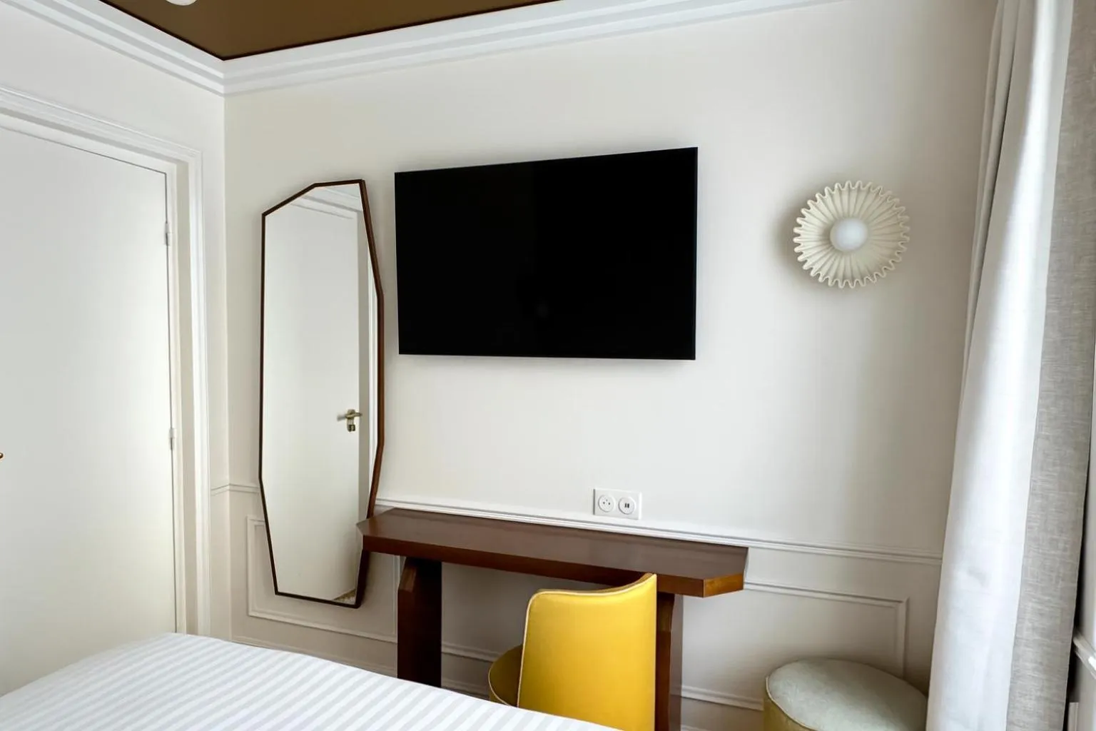 Bedroom, Bed in Hôtel Almarine Eiffel by Malone