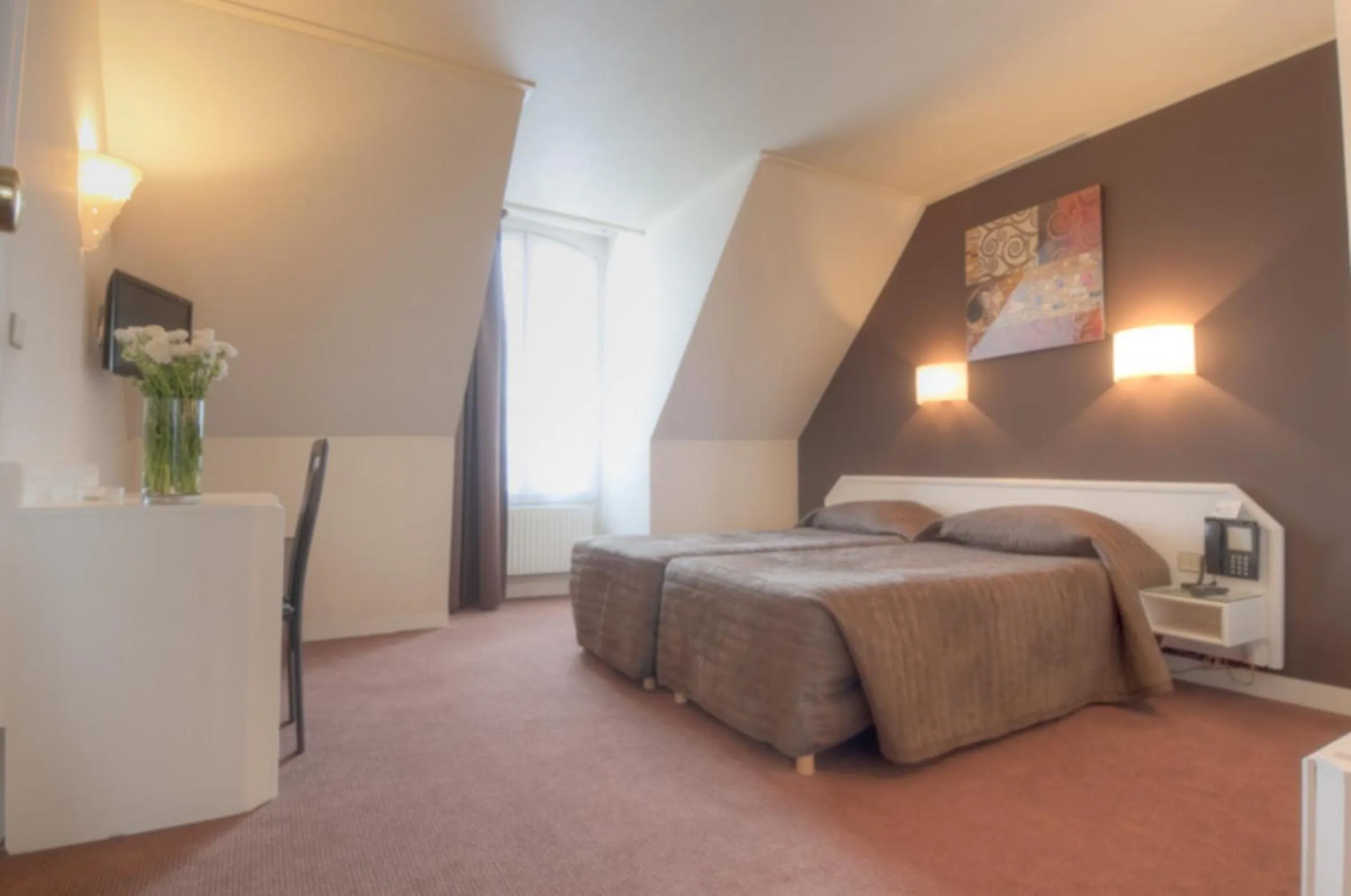 Photo of the whole room in Hôtel de l'Alma by Malone