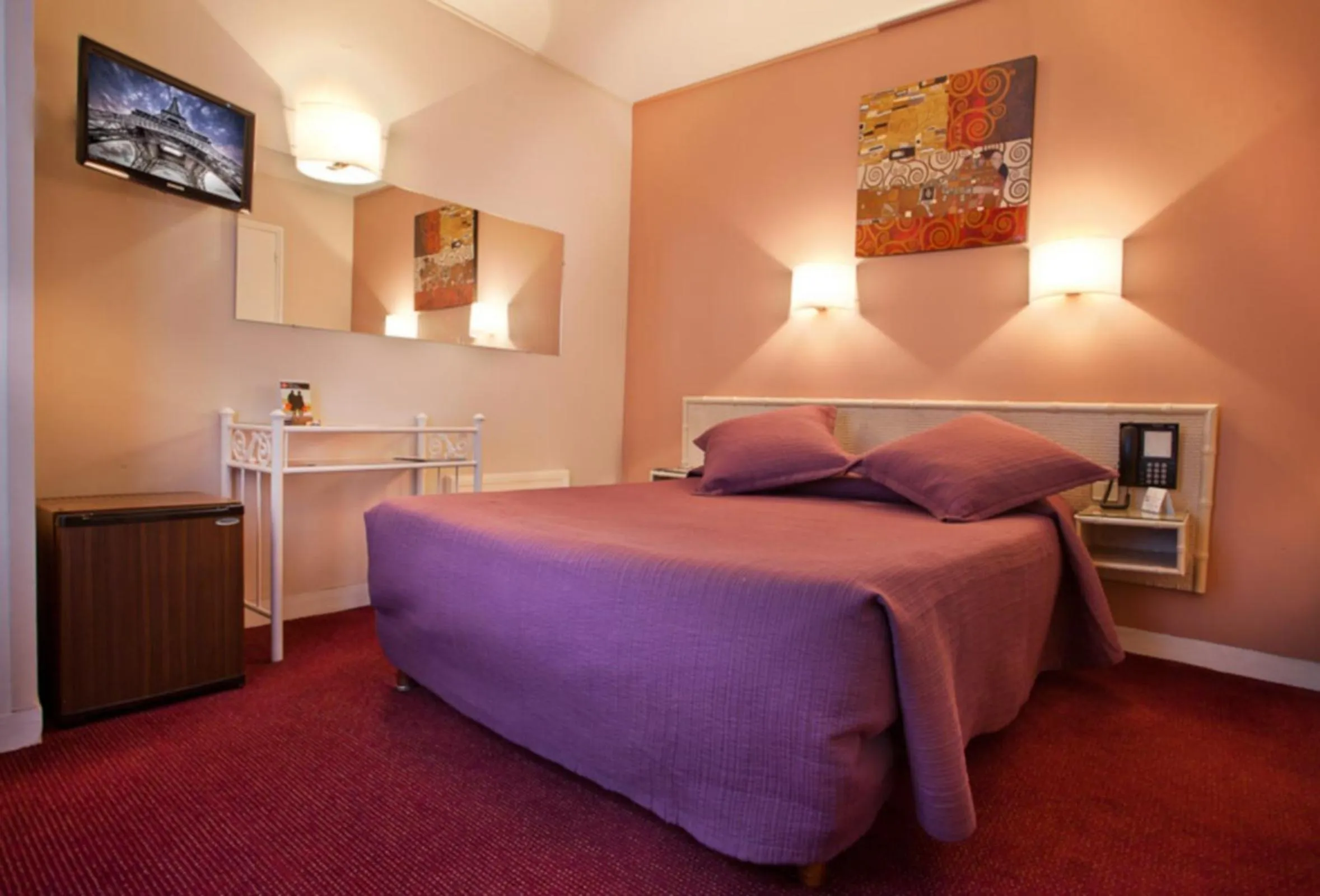 Photo of the whole room in Hôtel de l'Alma by Malone