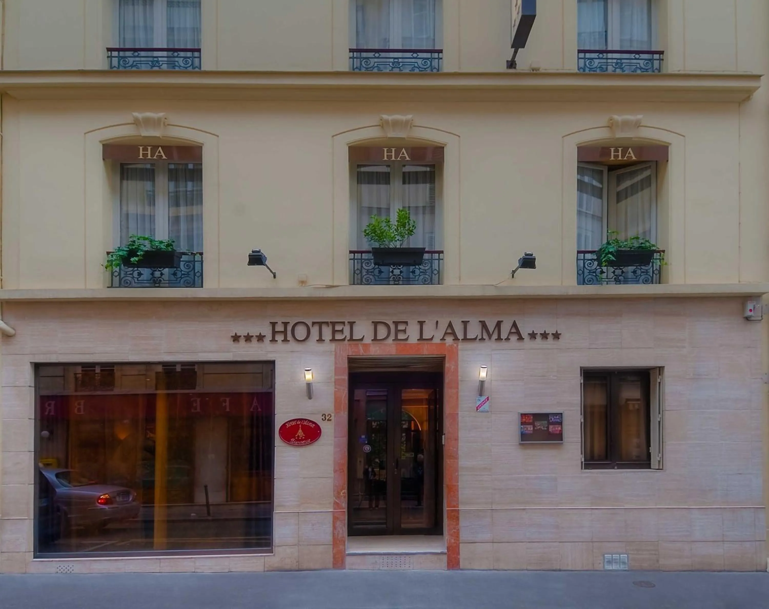 Facade/entrance in Hôtel de l'Alma by Malone