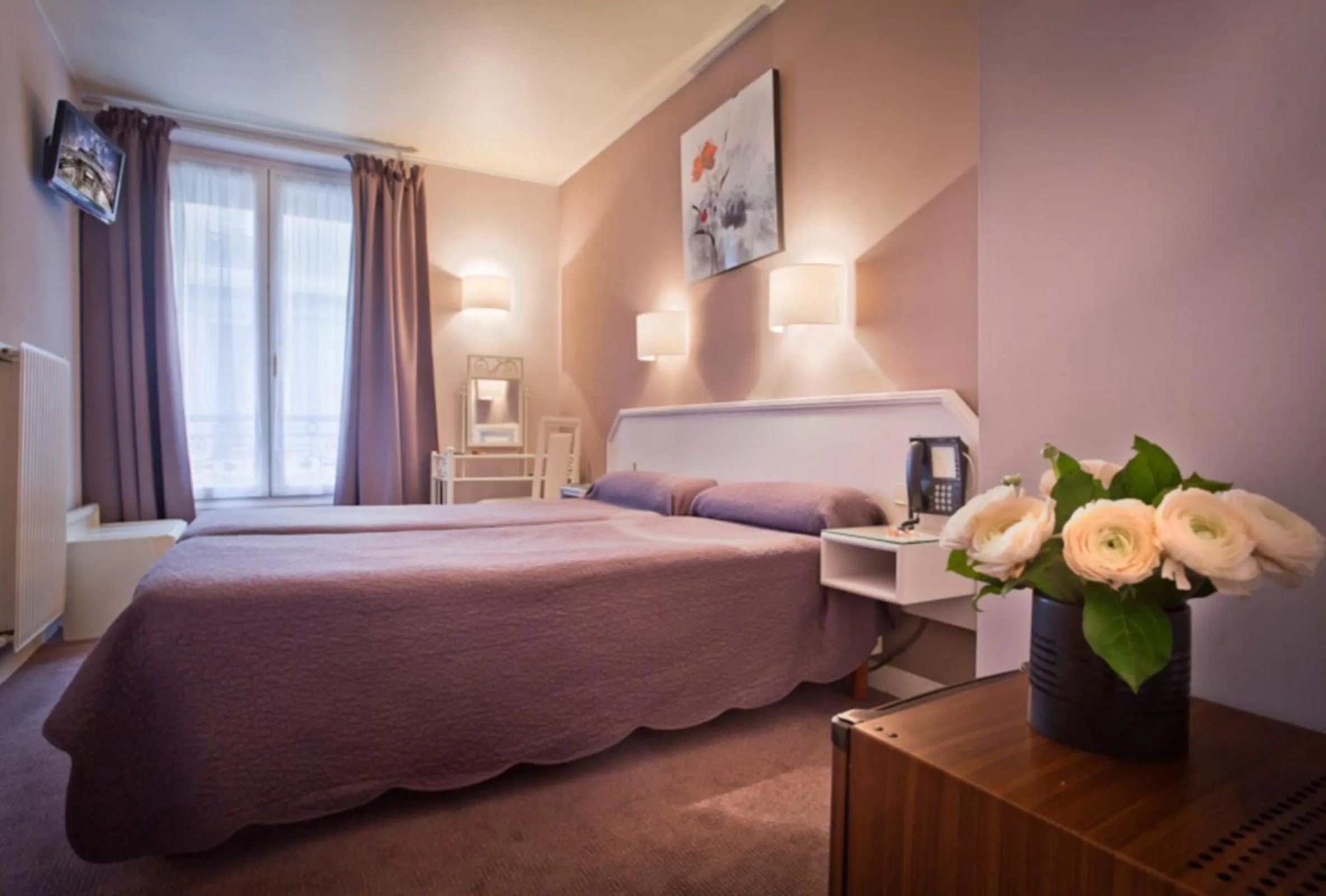 Bed in Hôtel de l'Alma by Malone