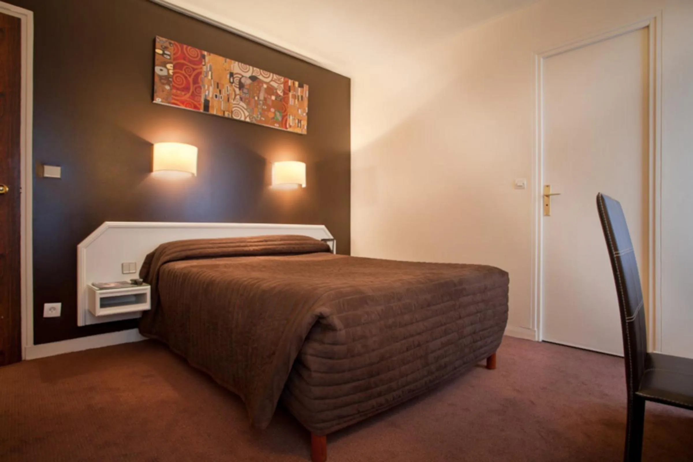 Bedroom in Hôtel de l'Alma by Malone