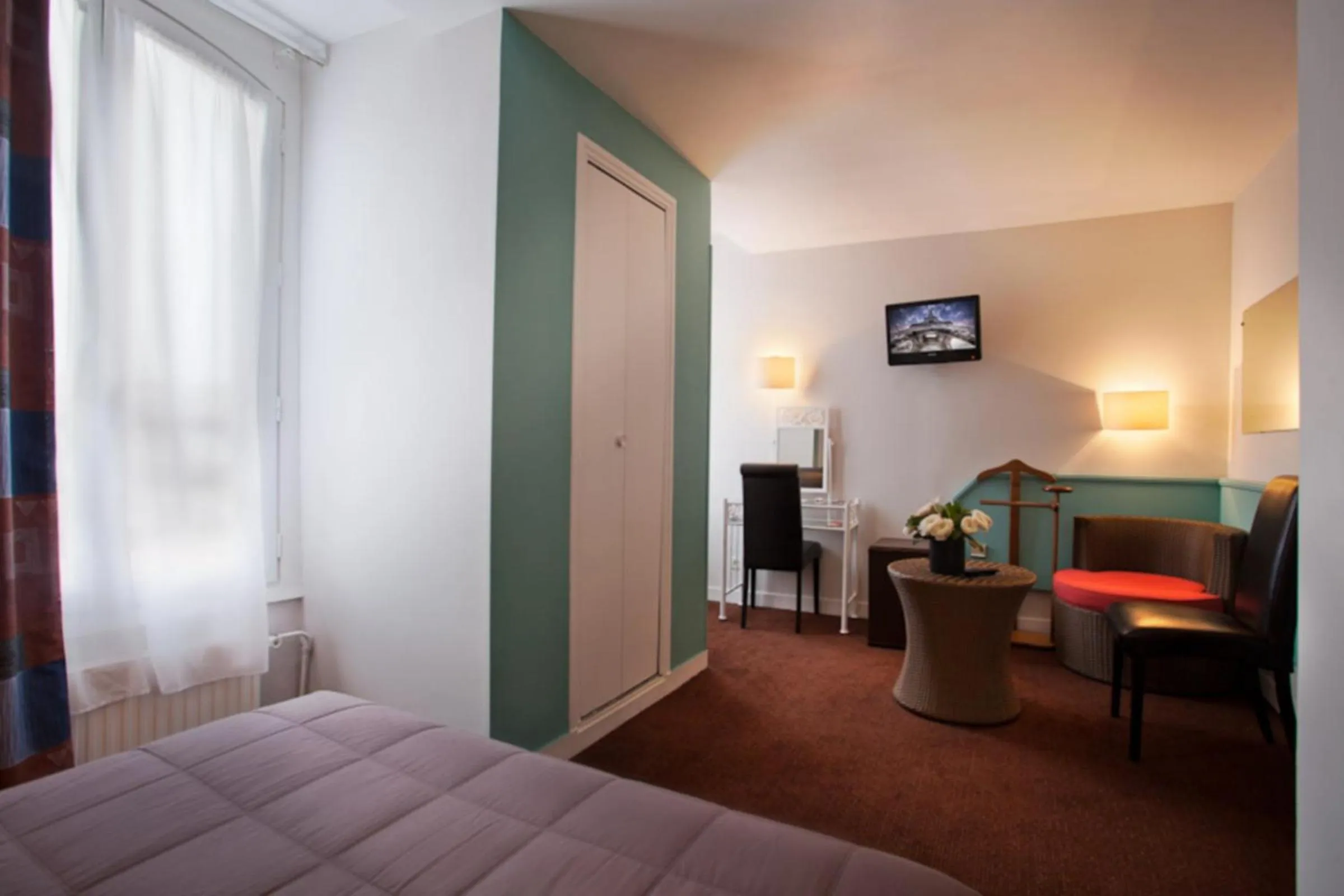 Photo of the whole room in Hôtel de l'Alma by Malone