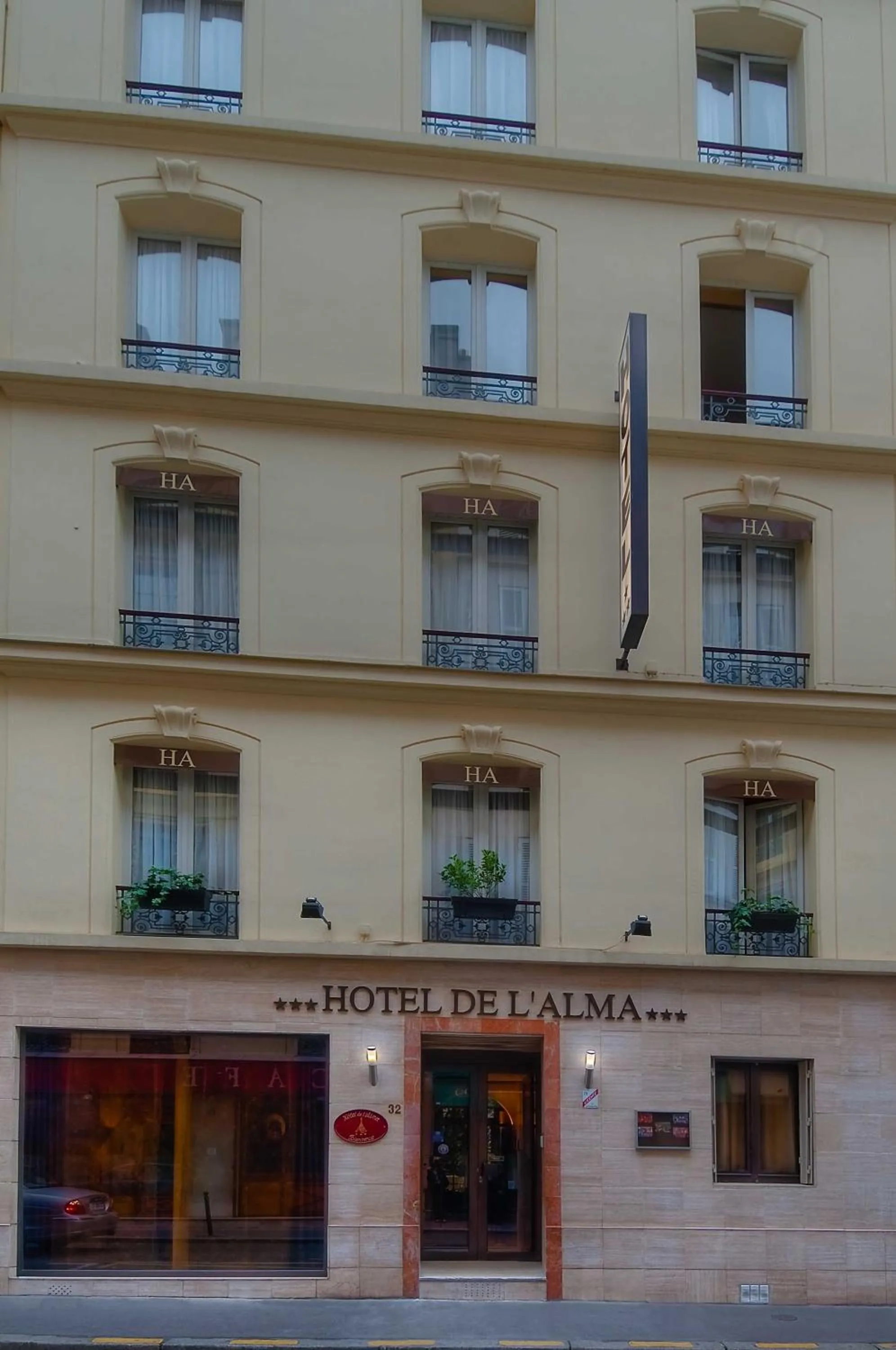 Facade/entrance in Hôtel de l'Alma by Malone