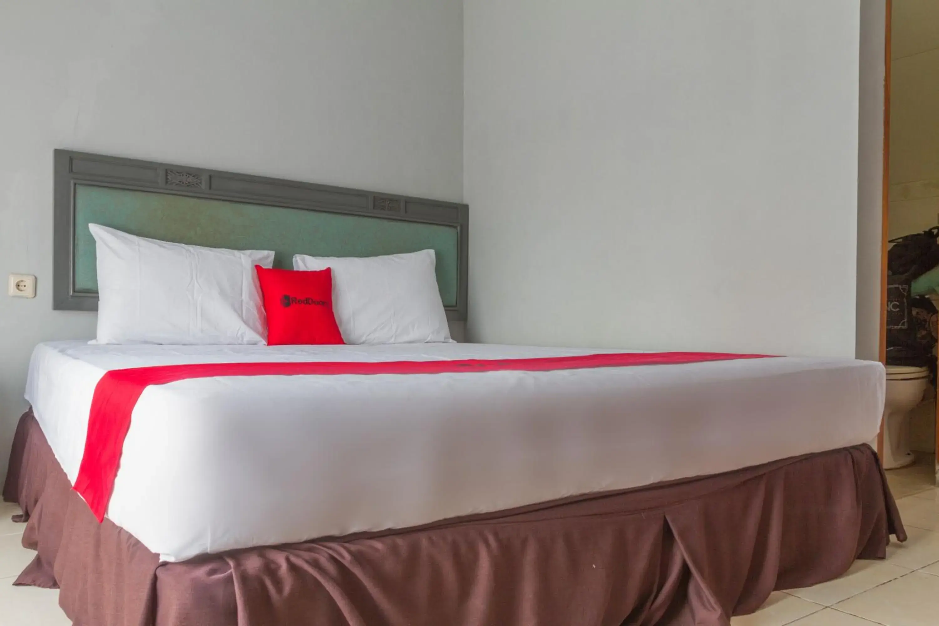 Bed in RedDoorz Plus @ Otista Garut Bed in RedDoorz Plus @ Otista Garut