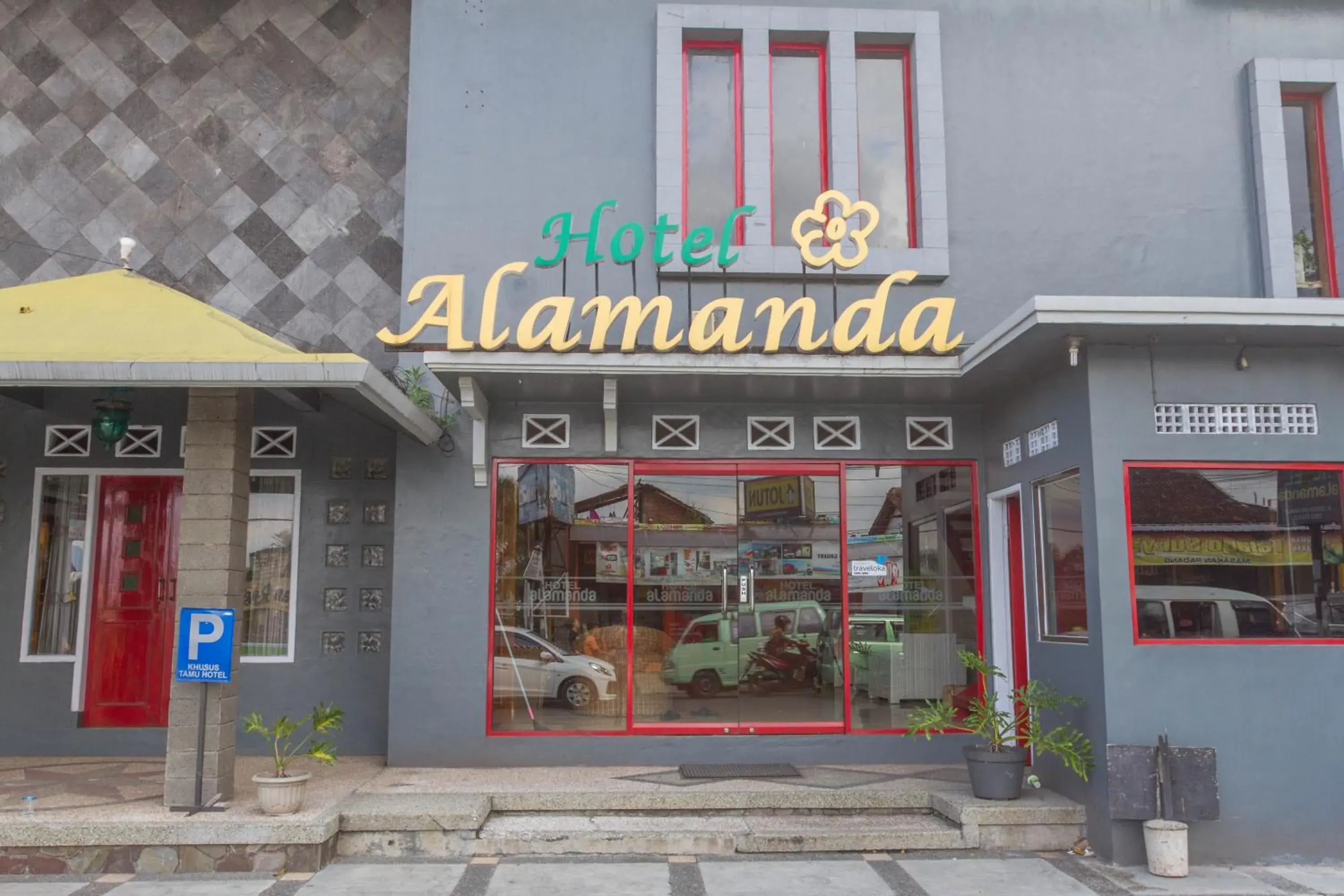 Facade/entrance in RedDoorz Plus @ Otista Garut Facade/entrance in RedDoorz Plus @ Otista Garut