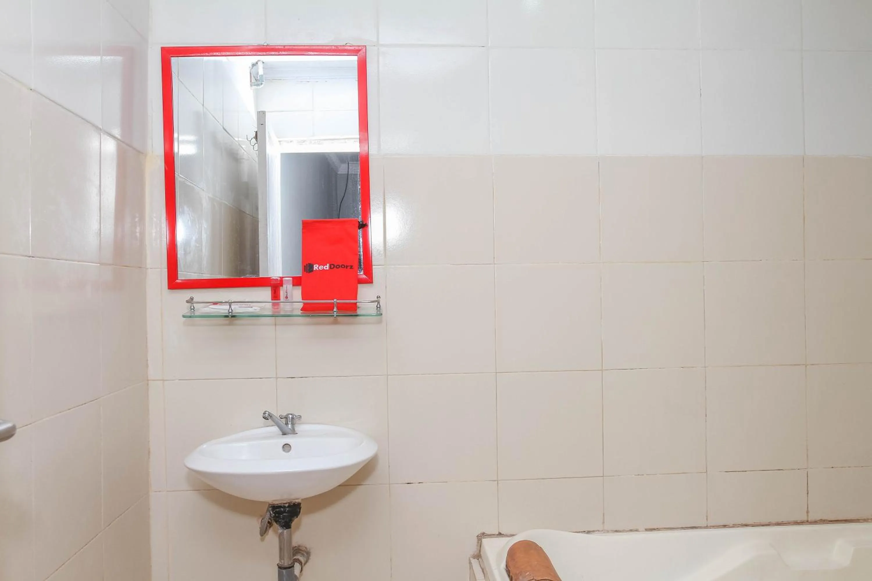 Shower in RedDoorz Plus @ Otista Garut