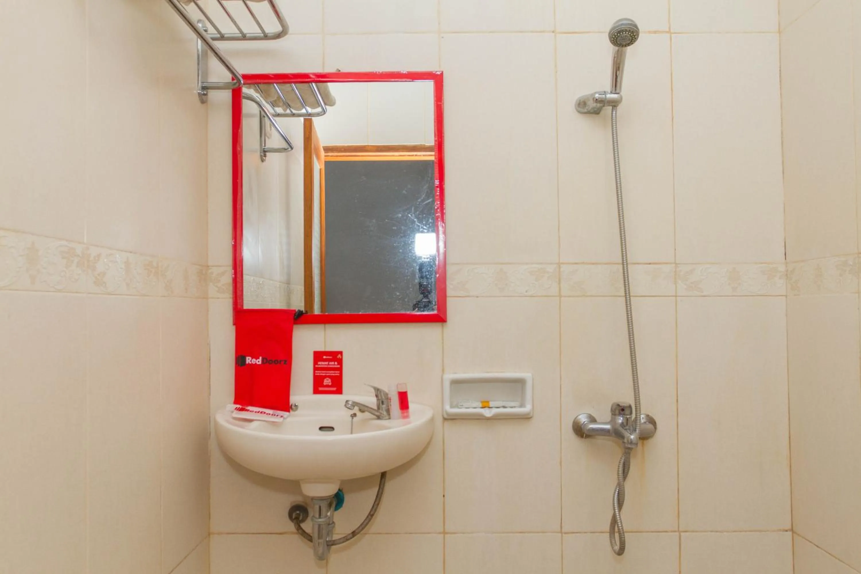 Shower in RedDoorz Plus @ Otista Garut