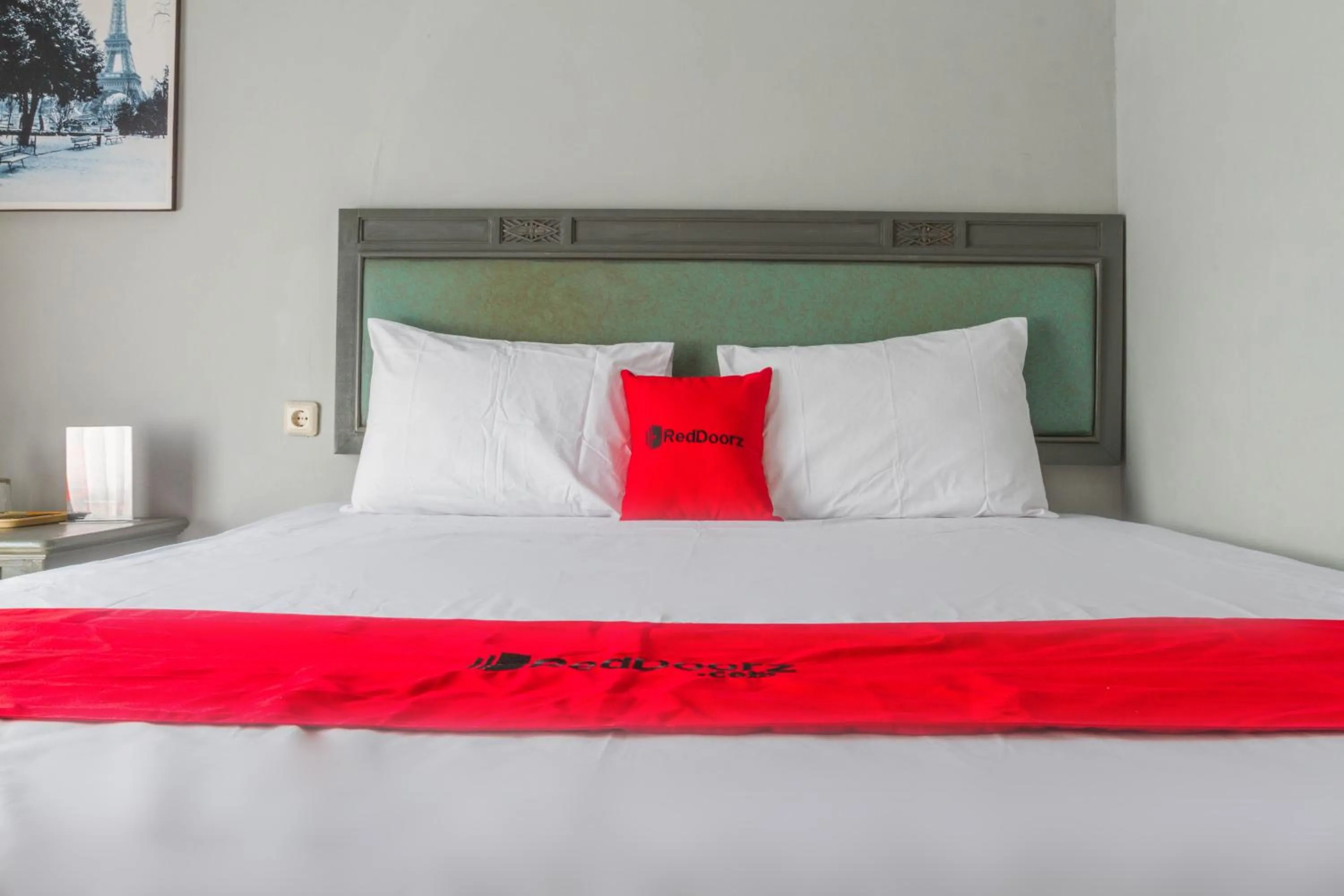 Bed in RedDoorz Plus @ Otista Garut