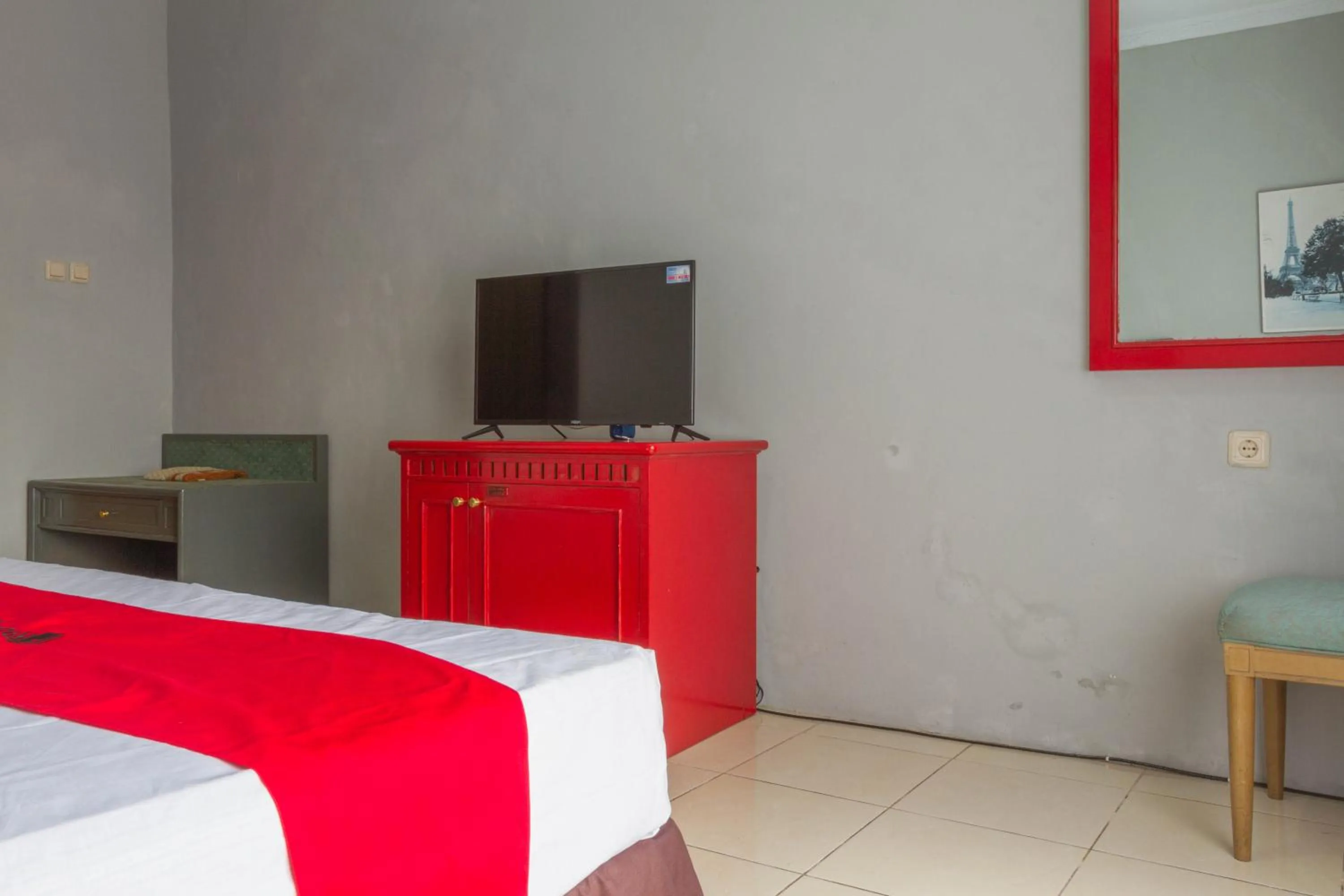 Bedroom, Bed in RedDoorz Plus @ Otista Garut