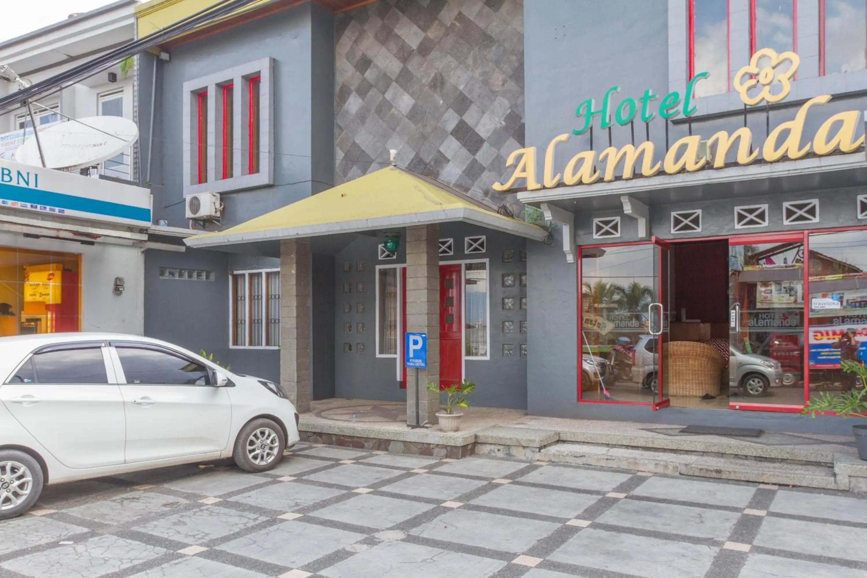 Facade/entrance in RedDoorz Plus @ Otista Garut Facade/entrance in RedDoorz Plus @ Otista Garut