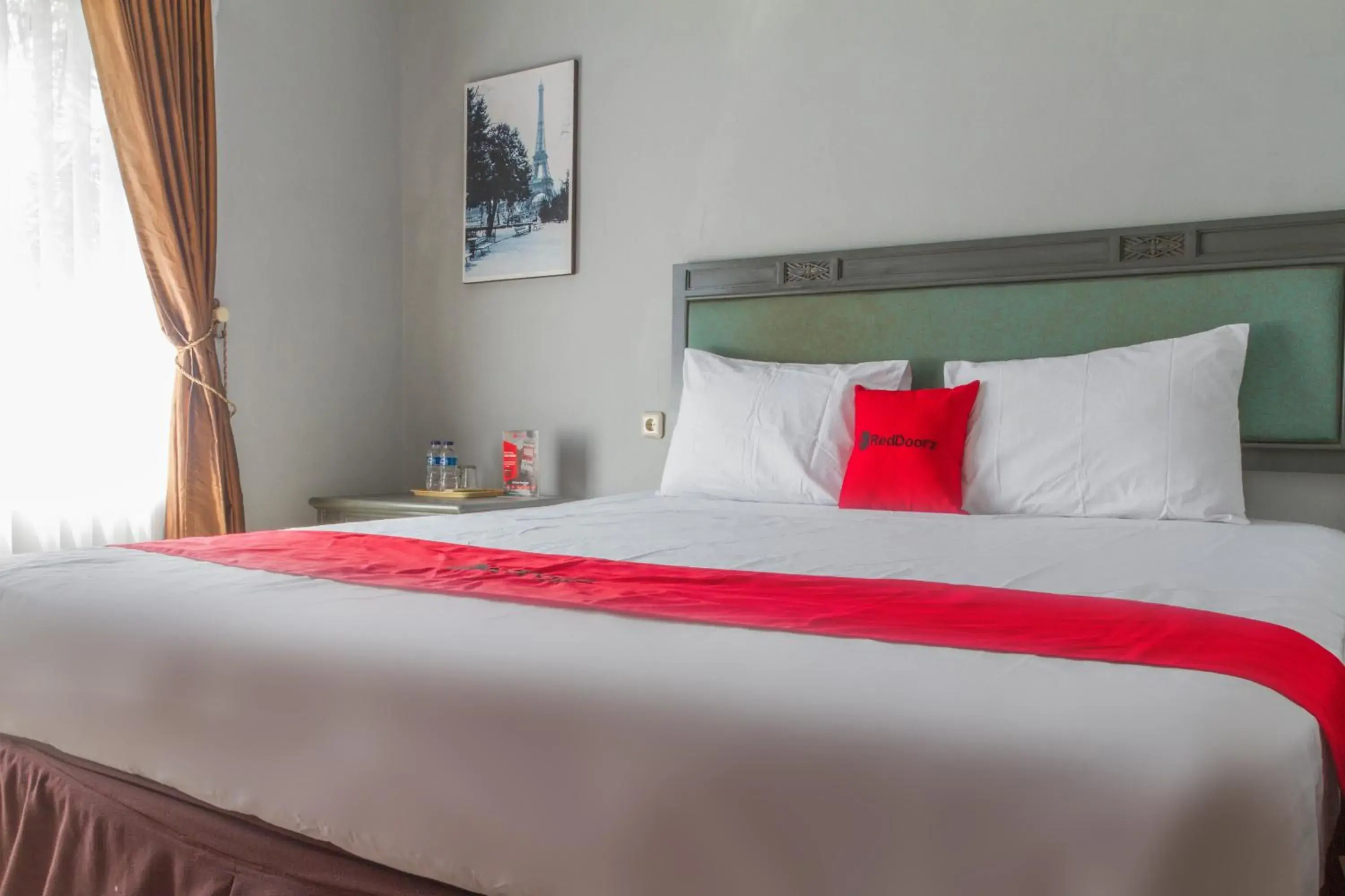 Bed in RedDoorz Plus @ Otista Garut Bed in RedDoorz Plus @ Otista Garut