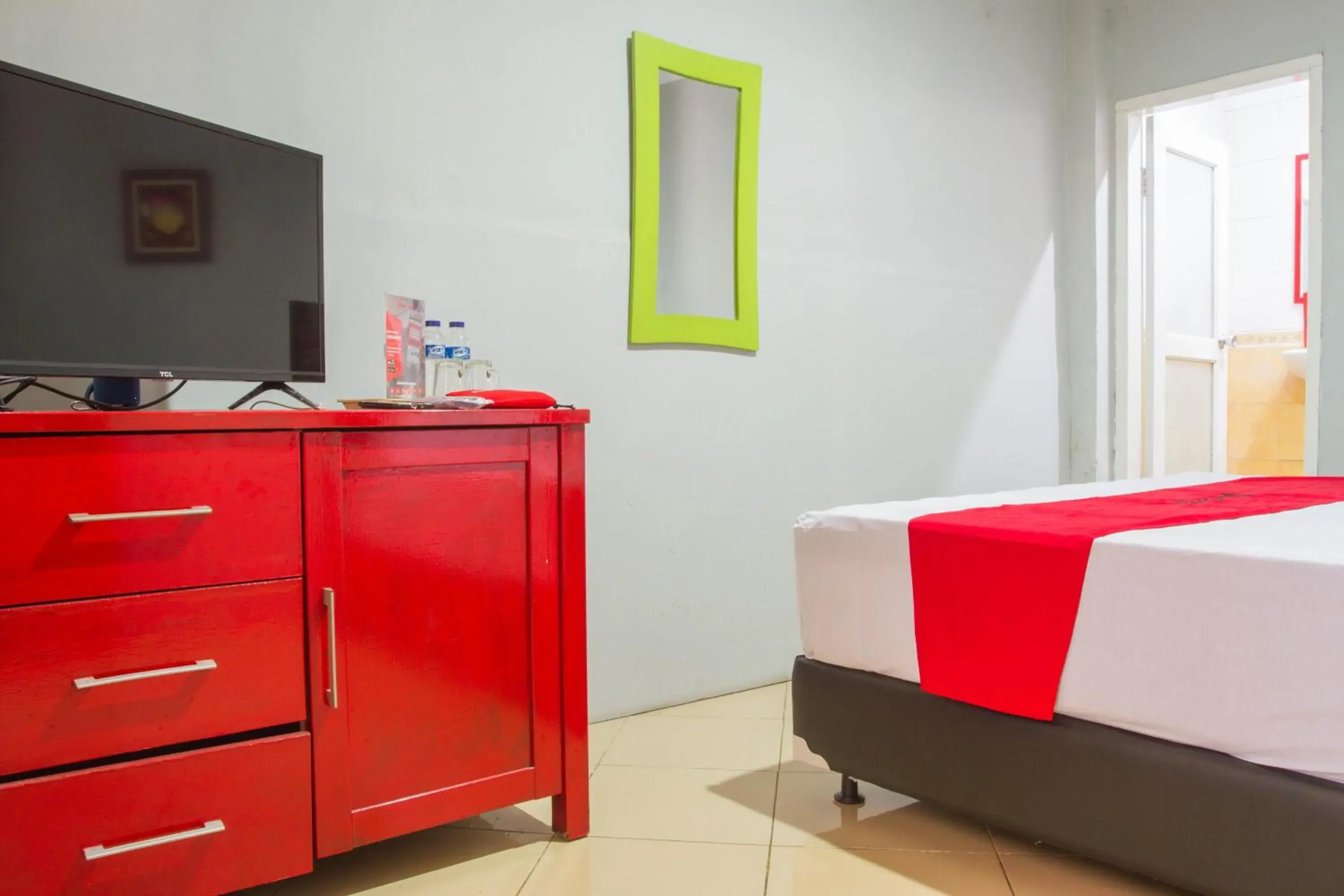 Bedroom, Bed in RedDoorz Plus @ Otista Garut Bedroom, Bed in RedDoorz Plus @ Otista Garut